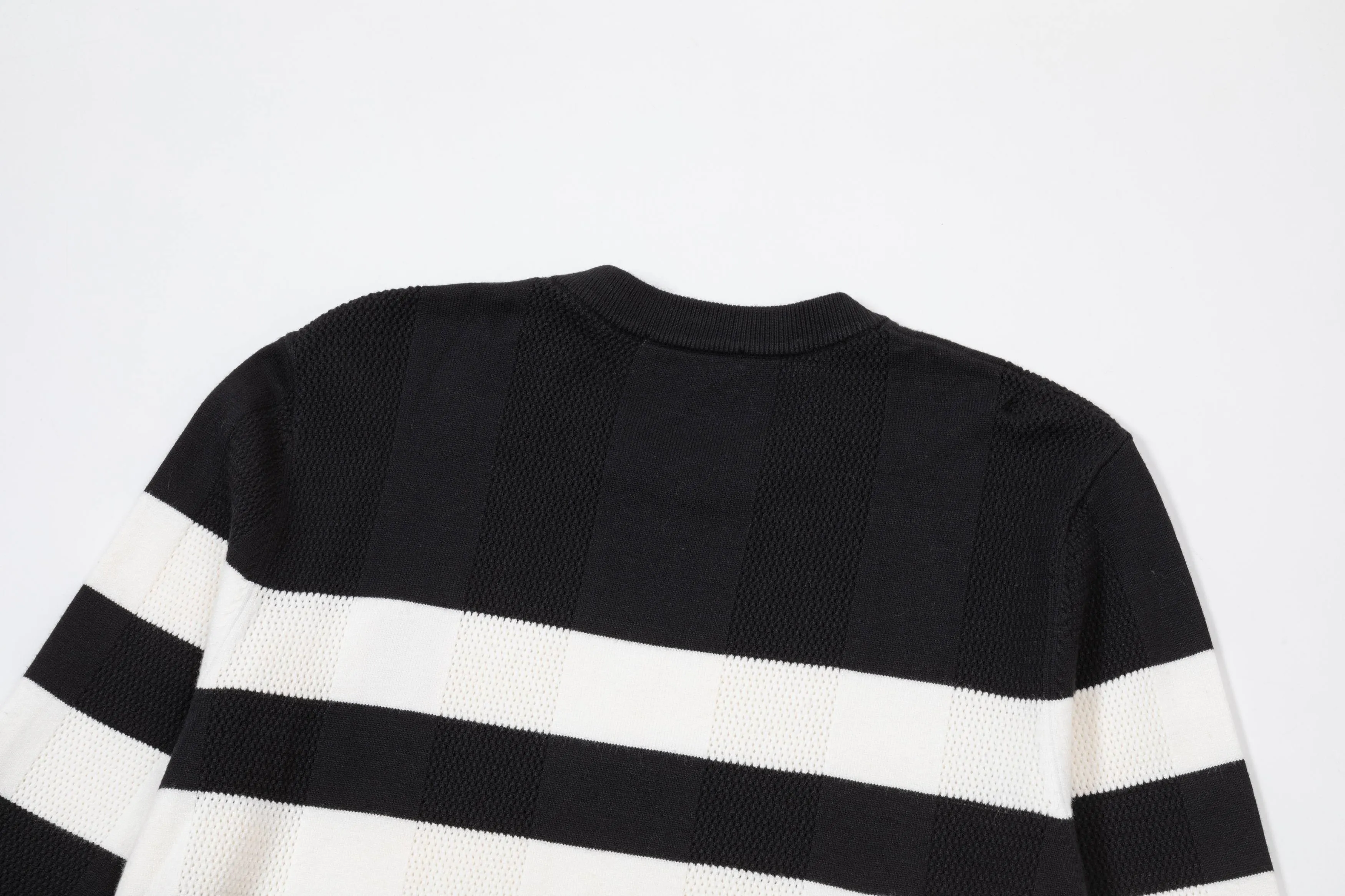 P300 MONCLER 25ss new round neck sweater. Original fabric. Made of customized natural medium-thick imported wool gauze. It feels very comfortable and smooth. The version is quite wide and stylish. Produced by a first-line brand factory. Woven by imported machines. It is very soft and skin-friendly. It will not deform after long-term wear. The latest autumn and winter style. Fashionable and personalized. Super versatile and good-looking. Very suitable for both men and women. A must-have style. Color: Black Size: M-3XL