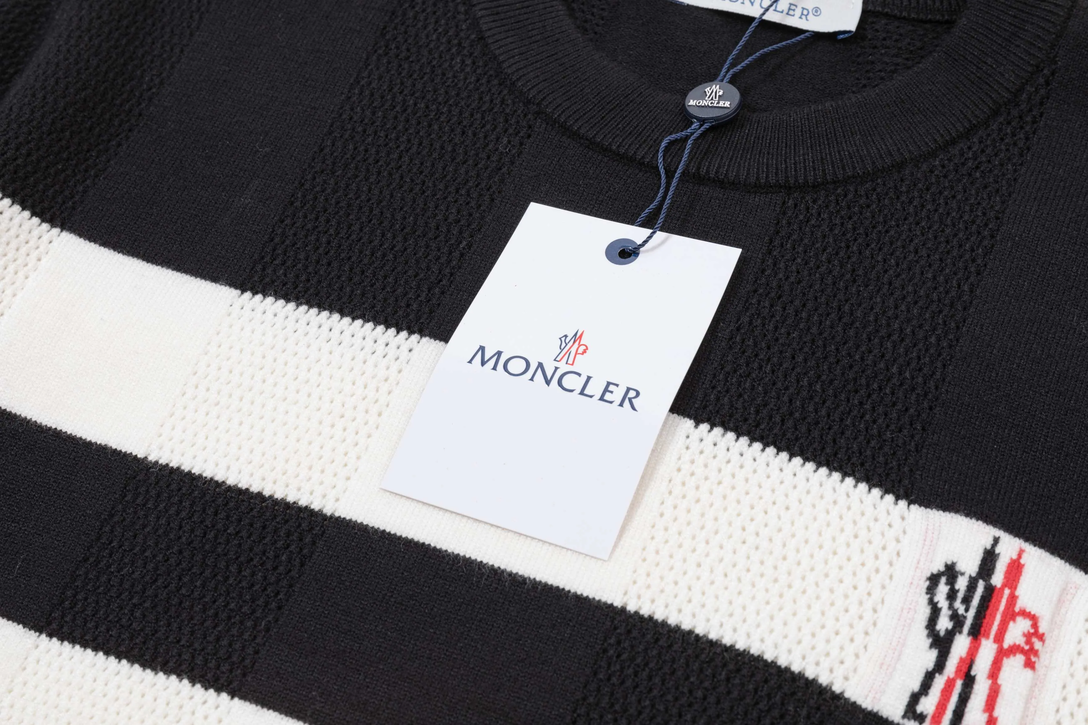 P300 MONCLER 25ss new round neck sweater. Original fabric. Made of customized natural medium-thick imported wool gauze. It feels very comfortable and smooth. The version is quite wide and stylish. Produced by a first-line brand factory. Woven by imported machines. It is very soft and skin-friendly. It will not deform after long-term wear. The latest autumn and winter style. Fashionable and personalized. Super versatile and good-looking. Very suitable for both men and women. A must-have style. Color: Black Size: M-3XL