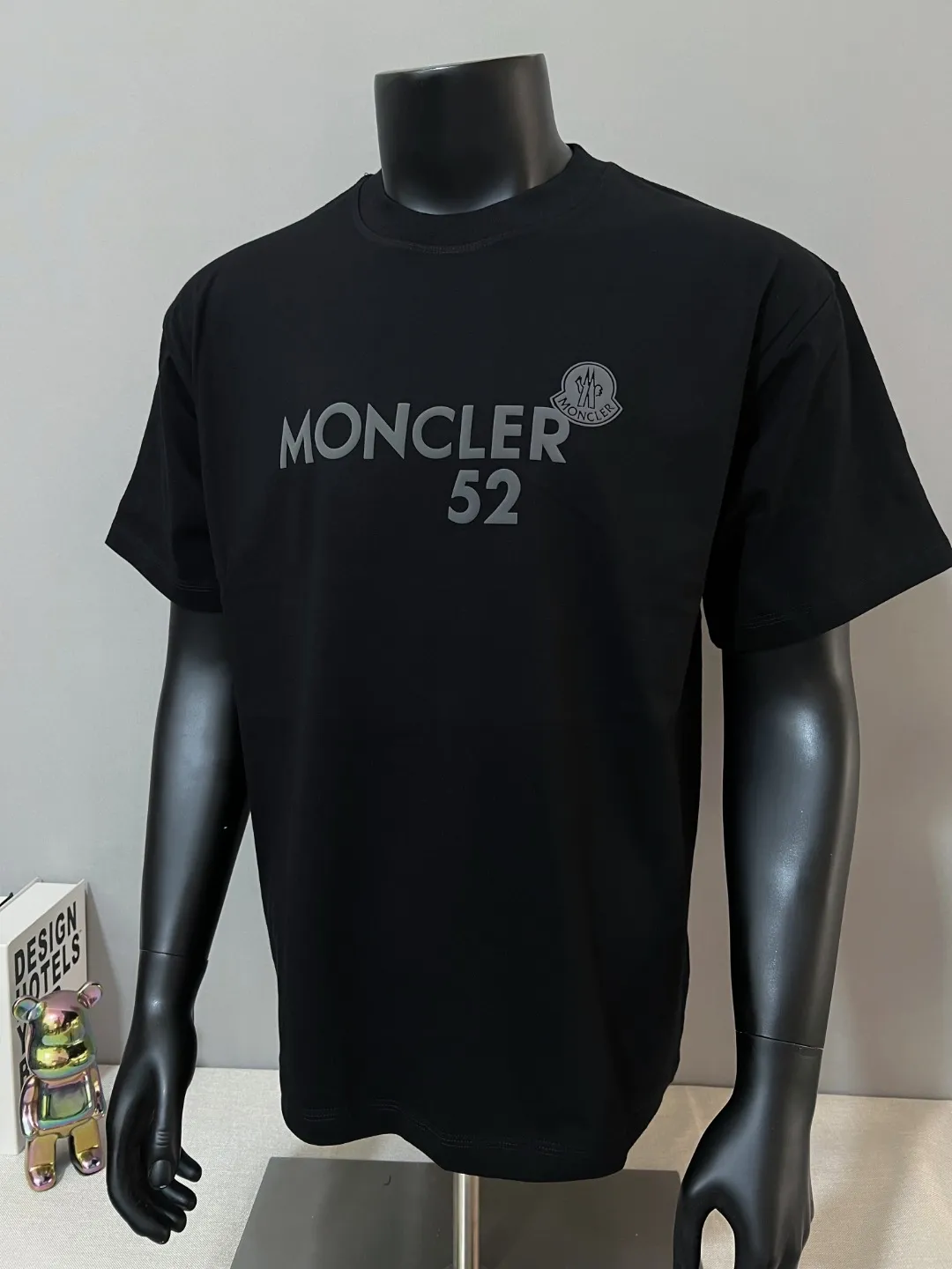 P150 MONCLER is new, 2026ss new round neck short-sleeved T-shirt, available for sale on the official website; foam printing Moncler logo technology, details are correct to the official version, and the size of the logo is strictly controlled , standard size, foamed and taped details are in sync with the official; the fabric is made of 240g double yarn pure cotton fabric, imported woven thread, the neckline is boned to prevent deformation, the factory high-temperature washing process prevents shrinkage, the fabric is soft and breathable, scan the code and touch the NCF washed mark for identification, the details are in place, the upper body is simple and beautiful, European size version, loose and suitable, color: black, white, size XS-L (L size can wear 200 pounds)