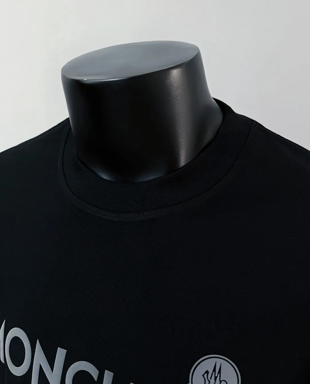 P150 MONCLER is new, 2026ss new round neck short-sleeved T-shirt, available for sale on the official website; foam printing Moncler logo technology, details are correct to the official version, and the size of the logo is strictly controlled , standard size, foamed and taped details are in sync with the official; the fabric is made of 240g double yarn pure cotton fabric, imported woven thread, the neckline is boned to prevent deformation, the factory high-temperature washing process prevents shrinkage, the fabric is soft and breathable, scan the code and touch the NCF washed mark for identification, the details are in place, the upper body is simple and beautiful, European size version, loose and suitable, color: black, white, size XS-L (L size can wear 200 pounds)