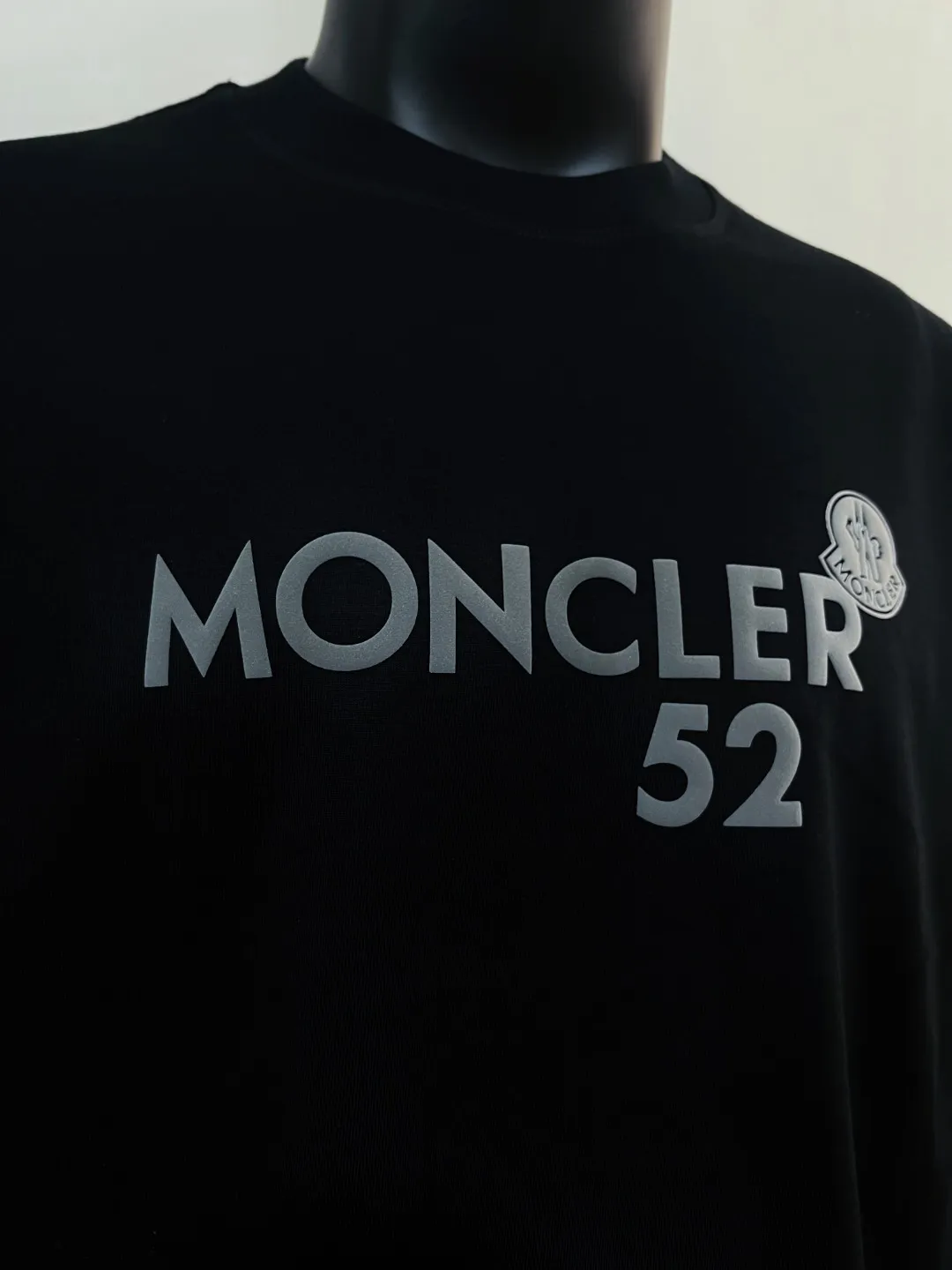 P150 MONCLER is new, 2026ss new round neck short-sleeved T-shirt, available for sale on the official website; foam printing Moncler logo technology, details are correct to the official version, and the size of the logo is strictly controlled , standard size, foamed and taped details are in sync with the official; the fabric is made of 240g double yarn pure cotton fabric, imported woven thread, the neckline is boned to prevent deformation, the factory high-temperature washing process prevents shrinkage, the fabric is soft and breathable, scan the code and touch the NCF washed mark for identification, the details are in place, the upper body is simple and beautiful, European size version, loose and suitable, color: black, white, size XS-L (L size can wear 200 pounds)