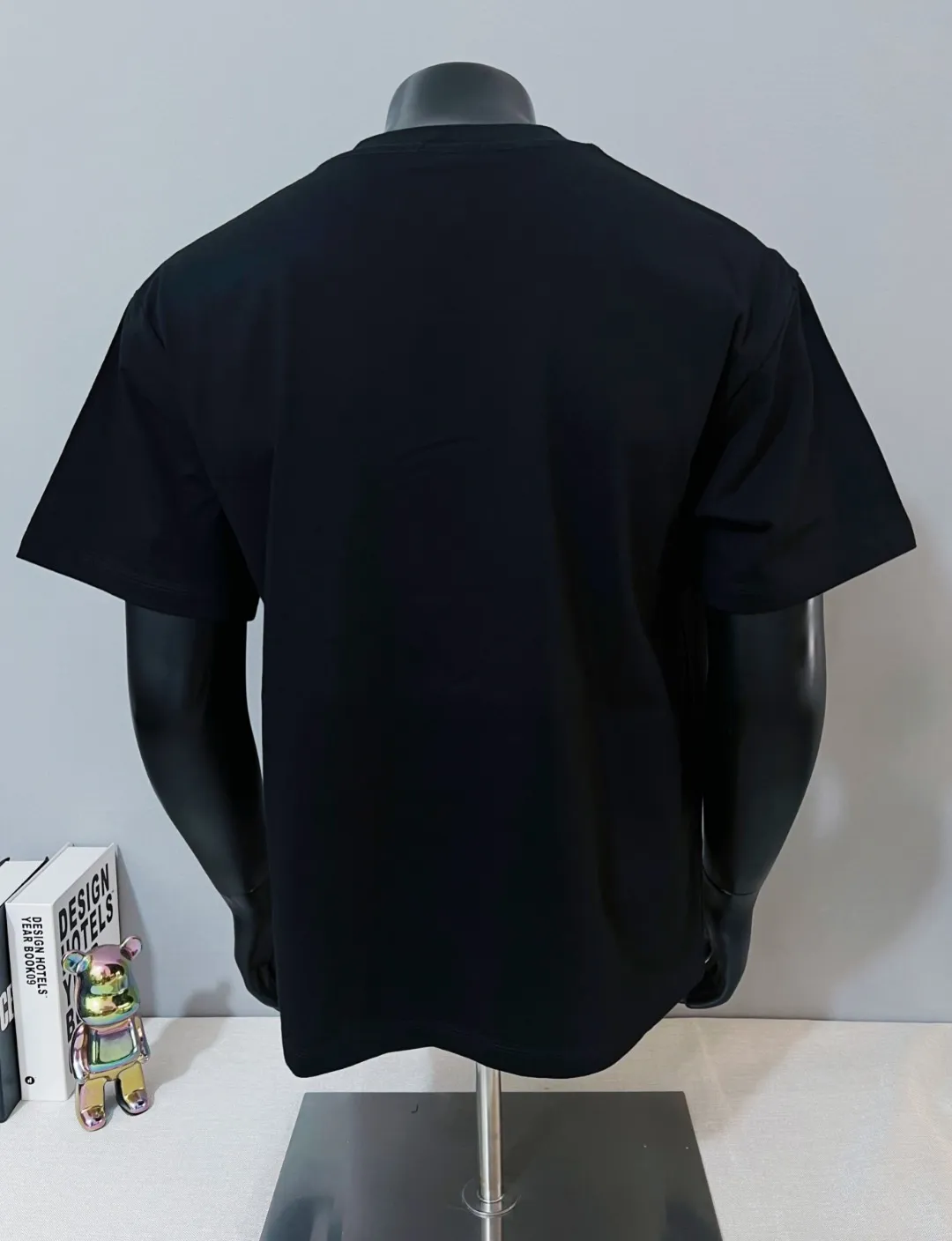 P150 MONCLER is new, 2026ss new round neck short-sleeved T-shirt, available for sale on the official website; foam printing Moncler logo technology, details are correct to the official version, and the size of the logo is strictly controlled , standard size, foamed and taped details are in sync with the official; the fabric is made of 240g double yarn pure cotton fabric, imported woven thread, the neckline is boned to prevent deformation, the factory high-temperature washing process prevents shrinkage, the fabric is soft and breathable, scan the code and touch the NCF washed mark for identification, the details are in place, the upper body is simple and beautiful, European size version, loose and suitable, color: black, white, size XS-L (L size can wear 200 pounds)
