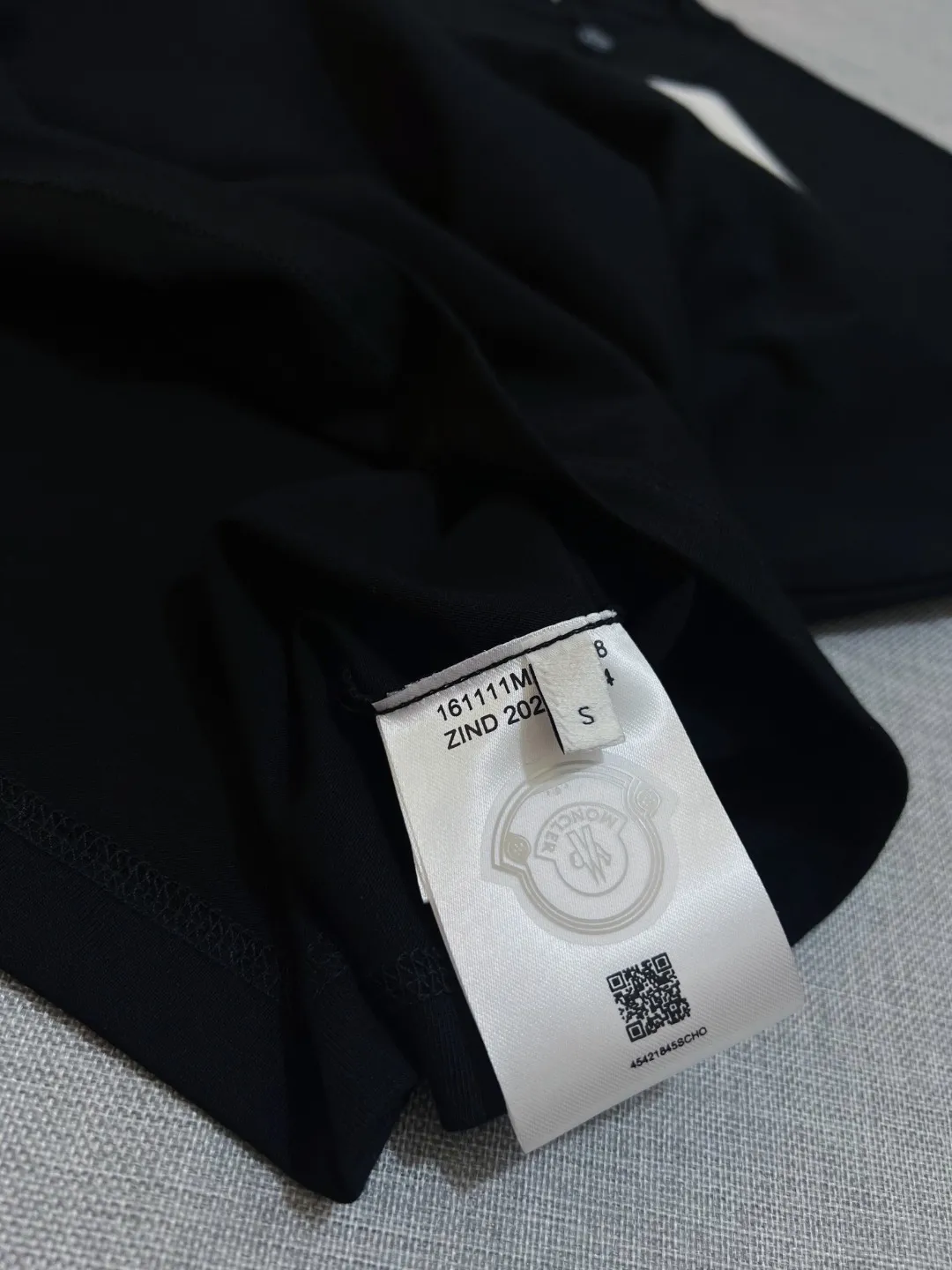 P150 MONCLER is new, 2026ss new round neck short-sleeved T-shirt, available for sale on the official website; foam printing Moncler logo technology, details are correct to the official version, and the size of the logo is strictly controlled , standard size, foamed and taped details are in sync with the official; the fabric is made of 240g double yarn pure cotton fabric, imported woven thread, the neckline is boned to prevent deformation, the factory high-temperature washing process prevents shrinkage, the fabric is soft and breathable, scan the code and touch the NCF washed mark for identification, the details are in place, the upper body is simple and beautiful, European size version, loose and suitable, color: black, white, size XS-L (L size can wear 200 pounds)