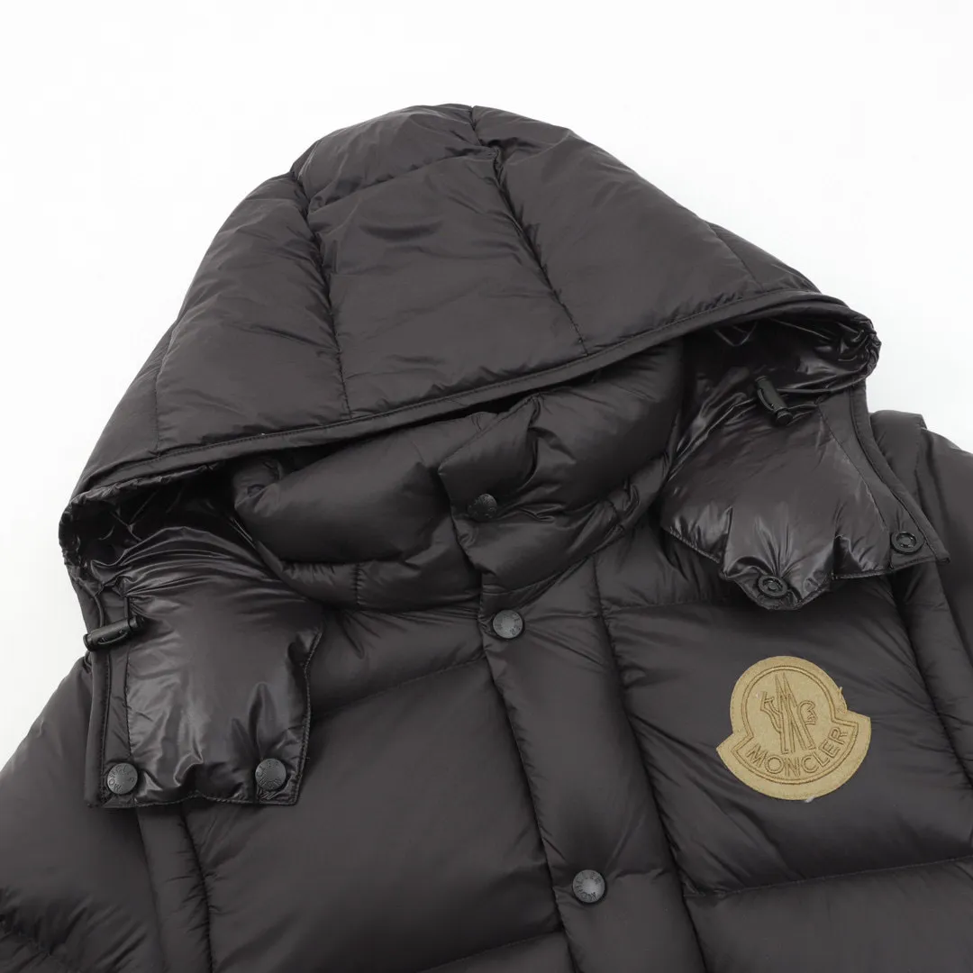 P800 Detachable sleeves) Moncler/Mask 24Fw CYCLONE large logo detachable sleeves hooded down jacket, top version, different from ordinary versions on the market. This down jacket is made of iconic nylon fabric. 25D480T nylon windproof and rainproof fabric. The detachable sleeve design can easily adjust the style. The sleeves can be detached according to the climate conditions to create a simpler look. Customized nylon varnished fabric. The gloss is consistent with the color. The lining has two layers of gallbladder. Anti-drilling process to prevent velvet running. The felt embroidery label uses an imported BARUDAN/Behringer embroidery machine. The embroidery is clear, delicate and three-dimensional. It keeps the cold and warm. Exclusive customized hardware. Laser cutting with ultra-heavy craftsmanship for better warmth retention and the first choice to resist severe cold. It is made of 90 velvet, washed and labeled with NFC for better care. The whole piece of clothing, from the shape, thickness to accessory design, is mainly light on the upper body, keeping you warm on the city streets or during outdoor adventures.   Style number: A96 Color: black coffee size: 1-5