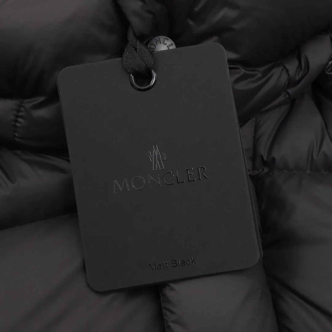 P800 Detachable sleeves) Moncler/Mask 24Fw CYCLONE large logo detachable sleeves hooded down jacket, top version, different from ordinary versions on the market. This down jacket is made of iconic nylon fabric. 25D480T nylon windproof and rainproof fabric. The detachable sleeve design can easily adjust the style. The sleeves can be detached according to the climate conditions to create a simpler look. Customized nylon varnished fabric. The gloss is consistent with the color. The lining has two layers of gallbladder. Anti-drilling process to prevent velvet running. The felt embroidery label uses an imported BARUDAN/Behringer embroidery machine. The embroidery is clear, delicate and three-dimensional. It keeps the cold and warm. Exclusive customized hardware. Laser cutting with ultra-heavy craftsmanship for better warmth retention and the first choice to resist severe cold. It is made of 90 velvet, washed and labeled with NFC for better care. The whole piece of clothing, from the shape, thickness to accessory design, is mainly light on the upper body, keeping you warm on the city streets or during outdoor adventures.   Style number: A96 Color: black coffee size: 1-5