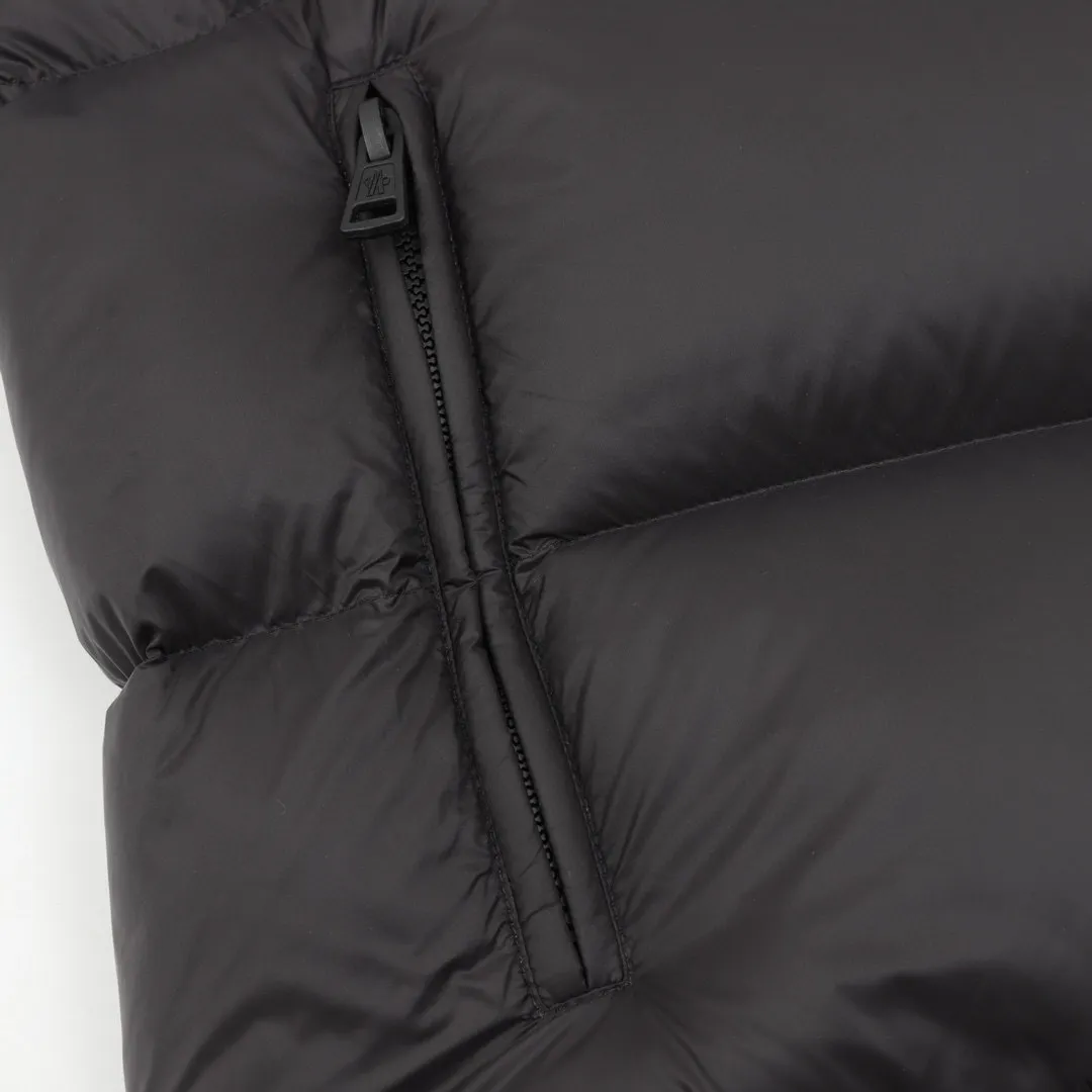 P800 Detachable sleeves) Moncler/Mask 24Fw CYCLONE large logo detachable sleeves hooded down jacket, top version, different from ordinary versions on the market. This down jacket is made of iconic nylon fabric. 25D480T nylon windproof and rainproof fabric. The detachable sleeve design can easily adjust the style. The sleeves can be detached according to the climate conditions to create a simpler look. Customized nylon varnished fabric. The gloss is consistent with the color. The lining has two layers of gallbladder. Anti-drilling process to prevent velvet running. The felt embroidery label uses an imported BARUDAN/Behringer embroidery machine. The embroidery is clear, delicate and three-dimensional. It keeps the cold and warm. Exclusive customized hardware. Laser cutting with ultra-heavy craftsmanship for better warmth retention and the first choice to resist severe cold. It is made of 90 velvet, washed and labeled with NFC for better care. The whole piece of clothing, from the shape, thickness to accessory design, is mainly light on the upper body, keeping you warm on the city streets or during outdoor adventures.   Style number: A96 Color: black coffee size: 1-5