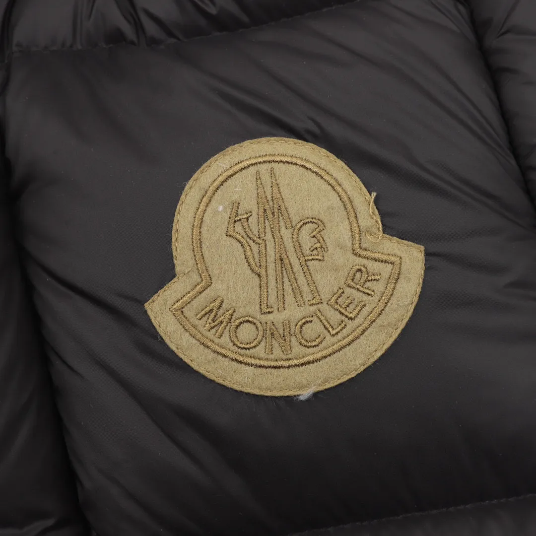 P800 Detachable sleeves) Moncler/Mask 24Fw CYCLONE large logo detachable sleeves hooded down jacket, top version, different from ordinary versions on the market. This down jacket is made of iconic nylon fabric. 25D480T nylon windproof and rainproof fabric. The detachable sleeve design can easily adjust the style. The sleeves can be detached according to the climate conditions to create a simpler look. Customized nylon varnished fabric. The gloss is consistent with the color. The lining has two layers of gallbladder. Anti-drilling process to prevent velvet running. The felt embroidery label uses an imported BARUDAN/Behringer embroidery machine. The embroidery is clear, delicate and three-dimensional. It keeps the cold and warm. Exclusive customized hardware. Laser cutting with ultra-heavy craftsmanship for better warmth retention and the first choice to resist severe cold. It is made of 90 velvet, washed and labeled with NFC for better care. The whole piece of clothing, from the shape, thickness to accessory design, is mainly light on the upper body, keeping you warm on the city streets or during outdoor adventures.   Style number: A96 Color: black coffee size: 1-5