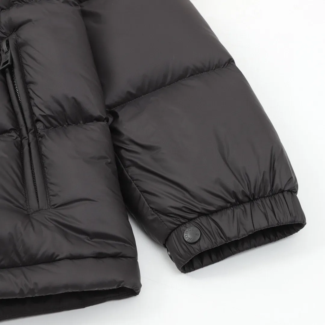 P800 Detachable sleeves) Moncler/Mask 24Fw CYCLONE large logo detachable sleeves hooded down jacket, top version, different from ordinary versions on the market. This down jacket is made of iconic nylon fabric. 25D480T nylon windproof and rainproof fabric. The detachable sleeve design can easily adjust the style. The sleeves can be detached according to the climate conditions to create a simpler look. Customized nylon varnished fabric. The gloss is consistent with the color. The lining has two layers of gallbladder. Anti-drilling process to prevent velvet running. The felt embroidery label uses an imported BARUDAN/Behringer embroidery machine. The embroidery is clear, delicate and three-dimensional. It keeps the cold and warm. Exclusive customized hardware. Laser cutting with ultra-heavy craftsmanship for better warmth retention and the first choice to resist severe cold. It is made of 90 velvet, washed and labeled with NFC for better care. The whole piece of clothing, from the shape, thickness to accessory design, is mainly light on the upper body, keeping you warm on the city streets or during outdoor adventures.   Style number: A96 Color: black coffee size: 1-5