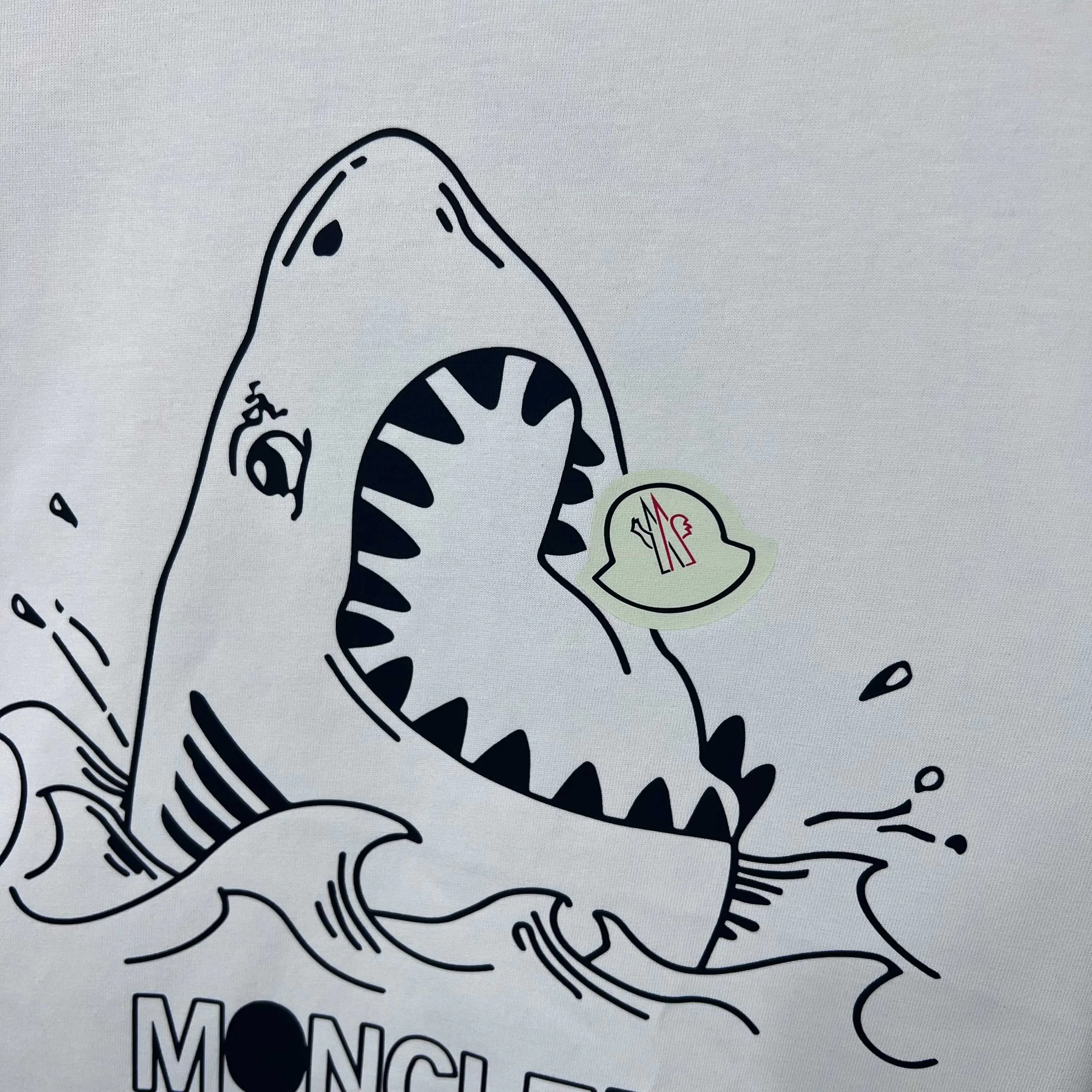 P220 (shipped the next day) MONCLER/Mongolian 2025Fw new autumn and winter 400g pullover round neck long-sleeved sweatshirt Shark🦈 small badge letter logo embossed technology same style for men and women brand classic pure cotton fabric official synchronization high version high quality fashion personality versatile trend pure original quality original fabric hang tag collar label washed wheat three labels complete Color: black. white. Size: S-XL