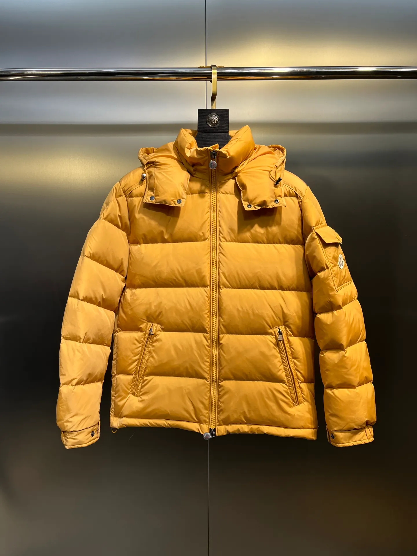P900 Moncler 🌟Mouth cover New matte classic Maya for autumn and winter! Official website synchronized 🈶sale! Yuhuang's century-old evergreen series of products! The latest product from Mayan culture! 90 down filling, the fullness of the down can be seen with the naked eye. Disassembled, the fabric is soft and textured. It continues to be a hot seller, and the upper body is lighter and more comfortable. Color: black green yellow size: 12345