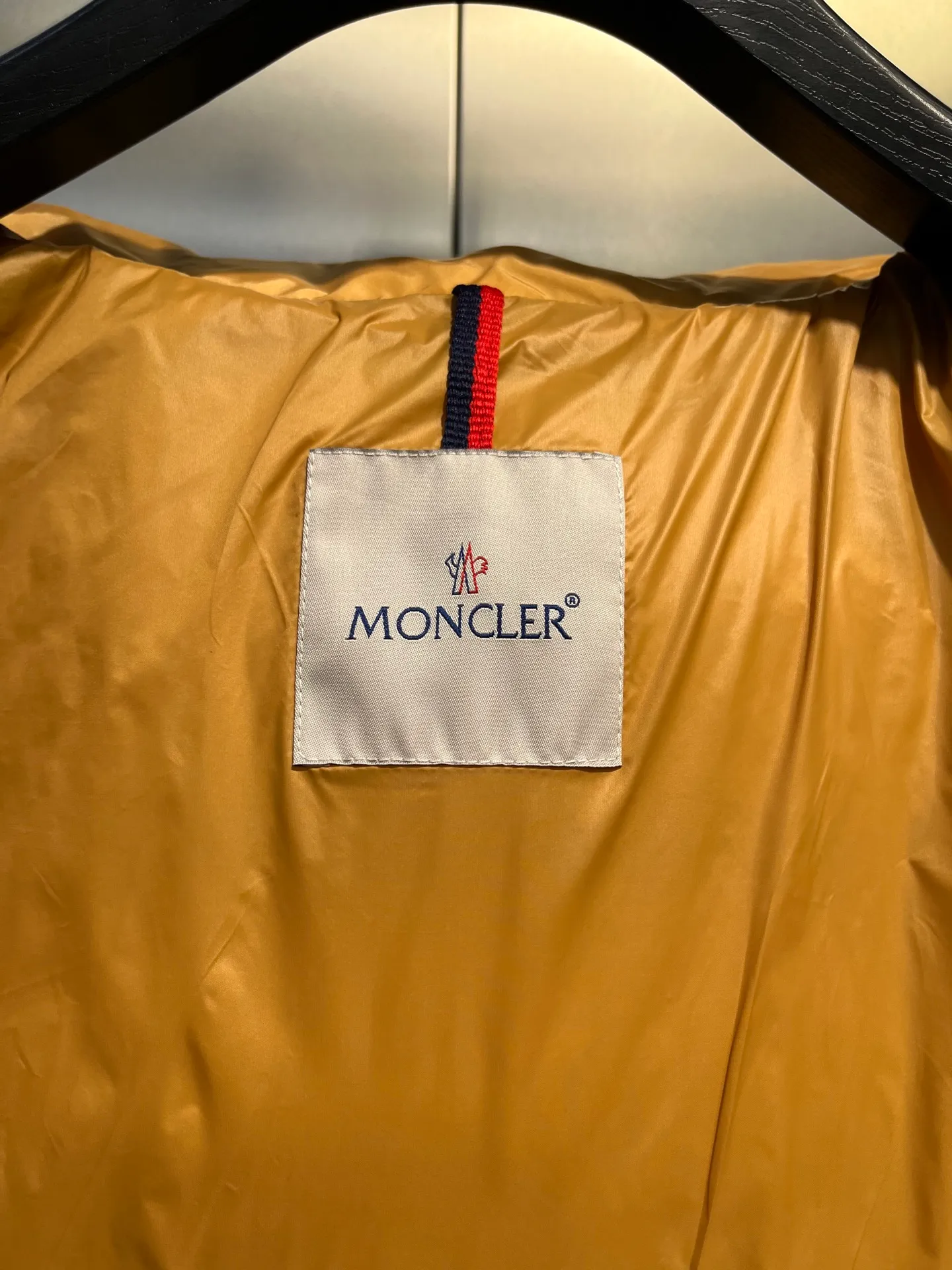 P900 Moncler 🌟Mouth cover New matte classic Maya for autumn and winter! Official website synchronized 🈶sale! Yuhuang's century-old evergreen series of products! The latest product from Mayan culture! 90 down filling, the fullness of the down can be seen with the naked eye. Disassembled, the fabric is soft and textured. It continues to be a hot seller, and the upper body is lighter and more comfortable. Color: black green yellow size: 12345
