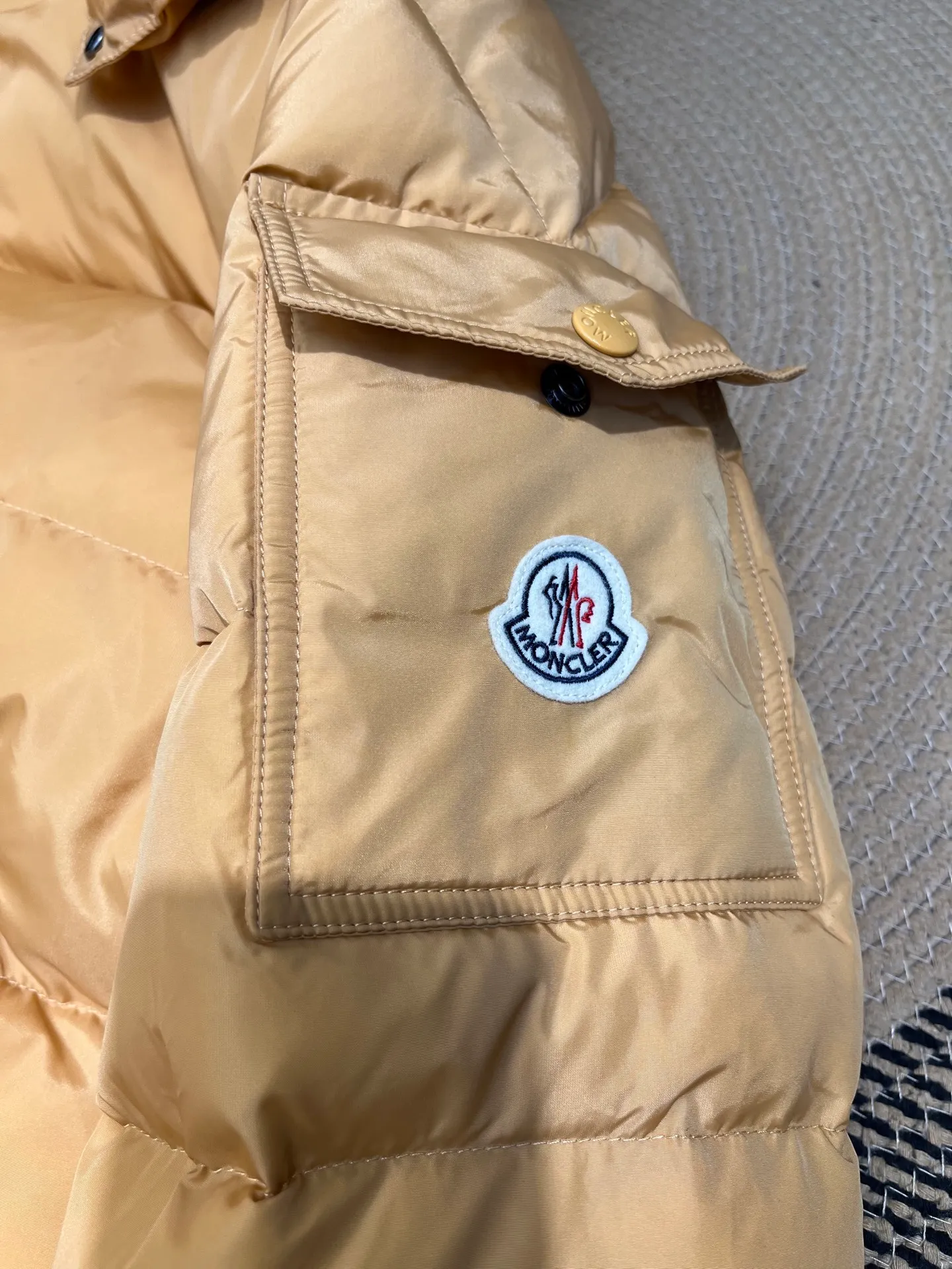 P900 Moncler 🌟Mouth cover New matte classic Maya for autumn and winter! Official website synchronized 🈶sale! Yuhuang's century-old evergreen series of products! The latest product from Mayan culture! 90 down filling, the fullness of the down can be seen with the naked eye. Disassembled, the fabric is soft and textured. It continues to be a hot seller, and the upper body is lighter and more comfortable. Color: black green yellow size: 12345