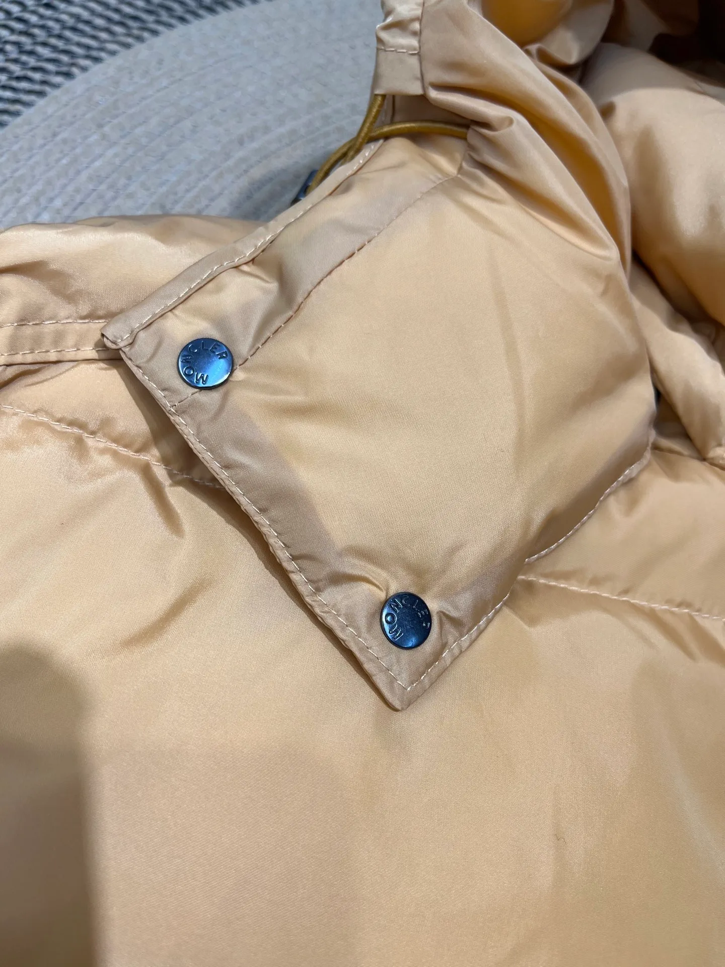 P900 Moncler 🌟Mouth cover New matte classic Maya for autumn and winter! Official website synchronized 🈶sale! Yuhuang's century-old evergreen series of products! The latest product from Mayan culture! 90 down filling, the fullness of the down can be seen with the naked eye. Disassembled, the fabric is soft and textured. It continues to be a hot seller, and the upper body is lighter and more comfortable. Color: black green yellow size: 12345
