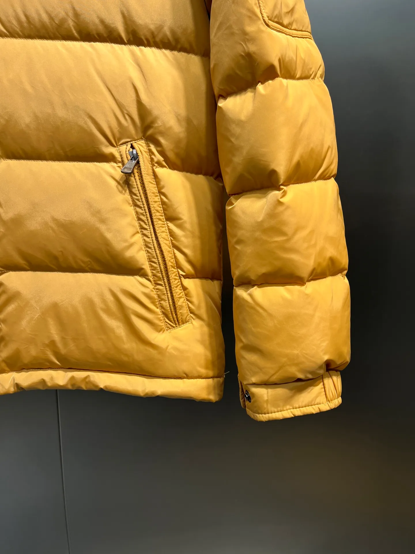 P900 Moncler 🌟Mouth cover New matte classic Maya for autumn and winter! Official website synchronized 🈶sale! Yuhuang's century-old evergreen series of products! The latest product from Mayan culture! 90 down filling, the fullness of the down can be seen with the naked eye. Disassembled, the fabric is soft and textured. It continues to be a hot seller, and the upper body is lighter and more comfortable. Color: black green yellow size: 12345