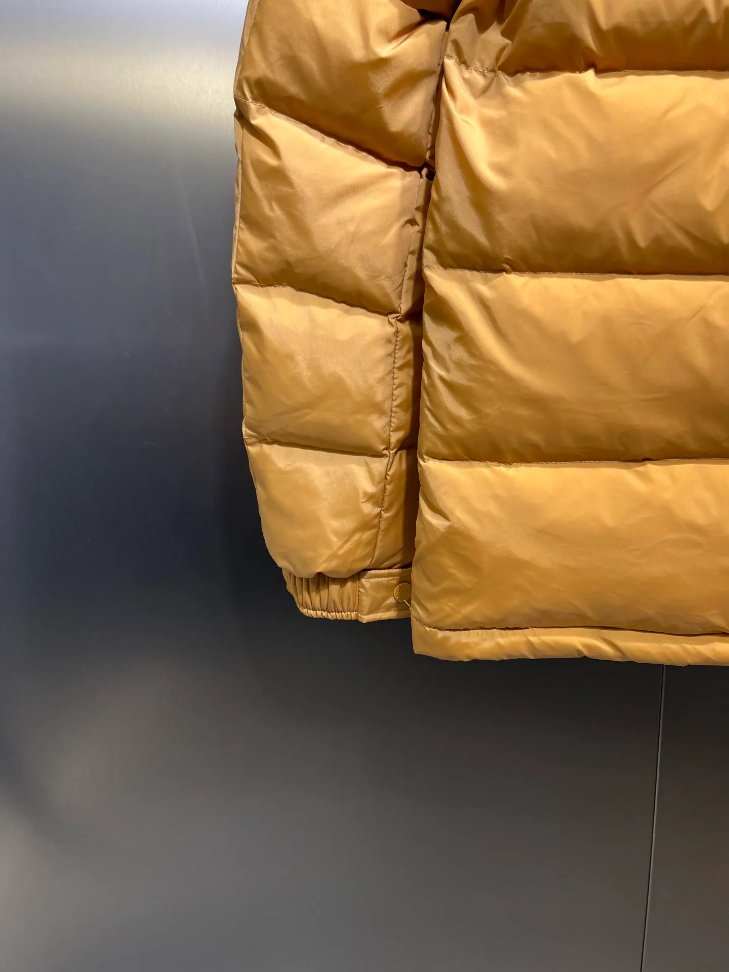 P900 Moncler 🌟Mouth cover New matte classic Maya for autumn and winter! Official website synchronized 🈶sale! Yuhuang's century-old evergreen series of products! The latest product from Mayan culture! 90 down filling, the fullness of the down can be seen with the naked eye. Disassembled, the fabric is soft and textured. It continues to be a hot seller, and the upper body is lighter and more comfortable. Color: black green yellow size: 12345