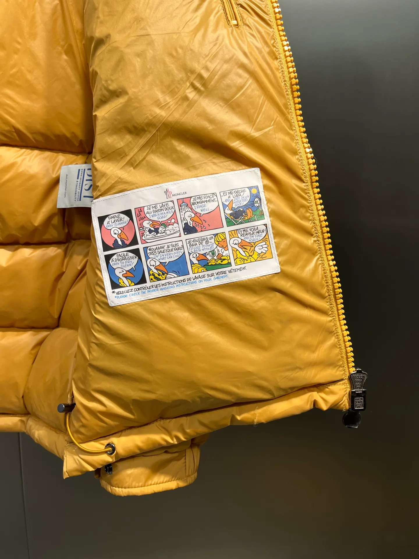 P900 Moncler 🌟Mouth cover New matte classic Maya for autumn and winter! Official website synchronized 🈶sale! Yuhuang's century-old evergreen series of products! The latest product from Mayan culture! 90 down filling, the fullness of the down can be seen with the naked eye. Disassembled, the fabric is soft and textured. It continues to be a hot seller, and the upper body is lighter and more comfortable. Color: black green yellow size: 12345