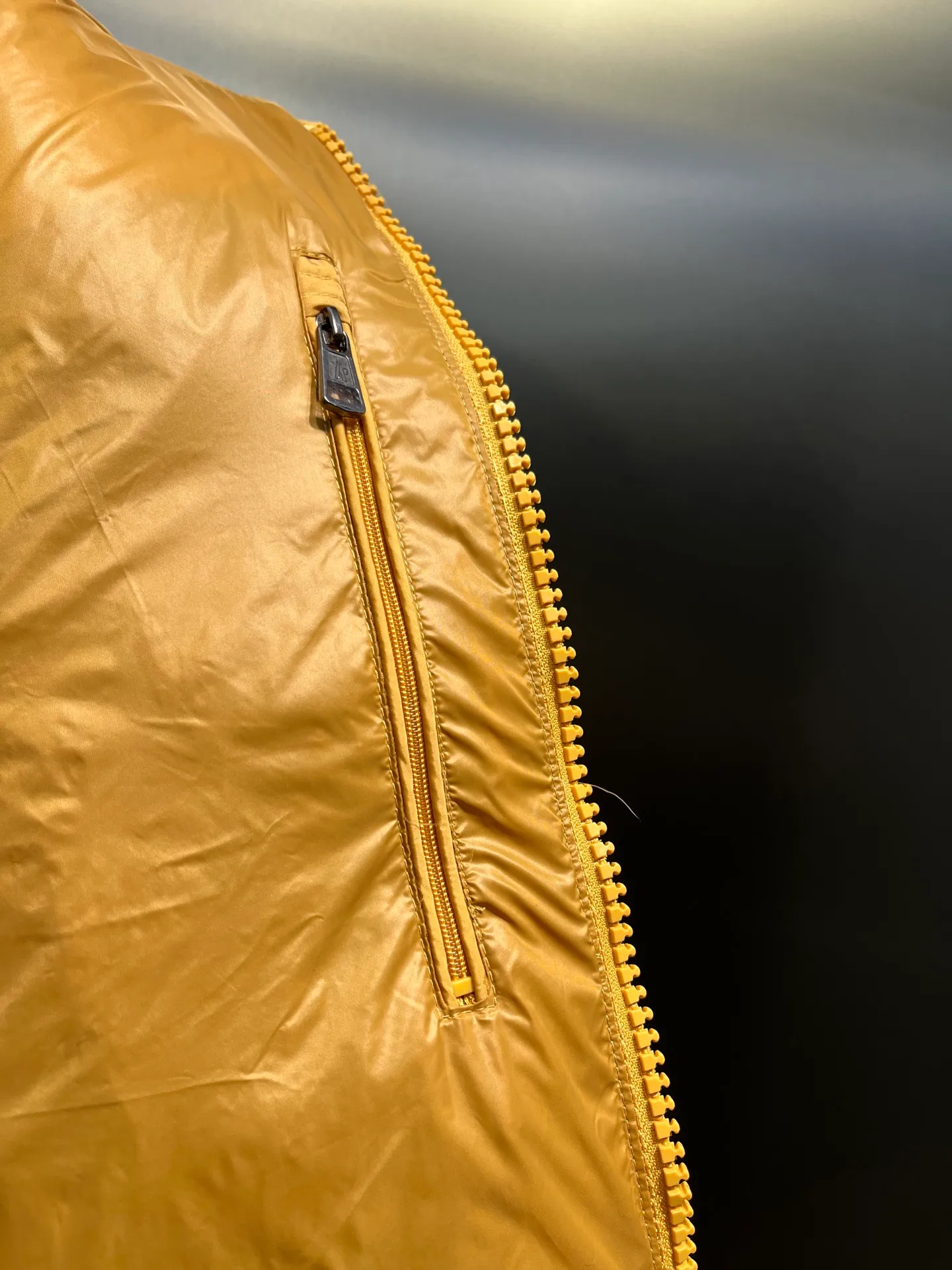 P900 Moncler 🌟Mouth cover New matte classic Maya for autumn and winter! Official website synchronized 🈶sale! Yuhuang's century-old evergreen series of products! The latest product from Mayan culture! 90 down filling, the fullness of the down can be seen with the naked eye. Disassembled, the fabric is soft and textured. It continues to be a hot seller, and the upper body is lighter and more comfortable. Color: black green yellow size: 12345