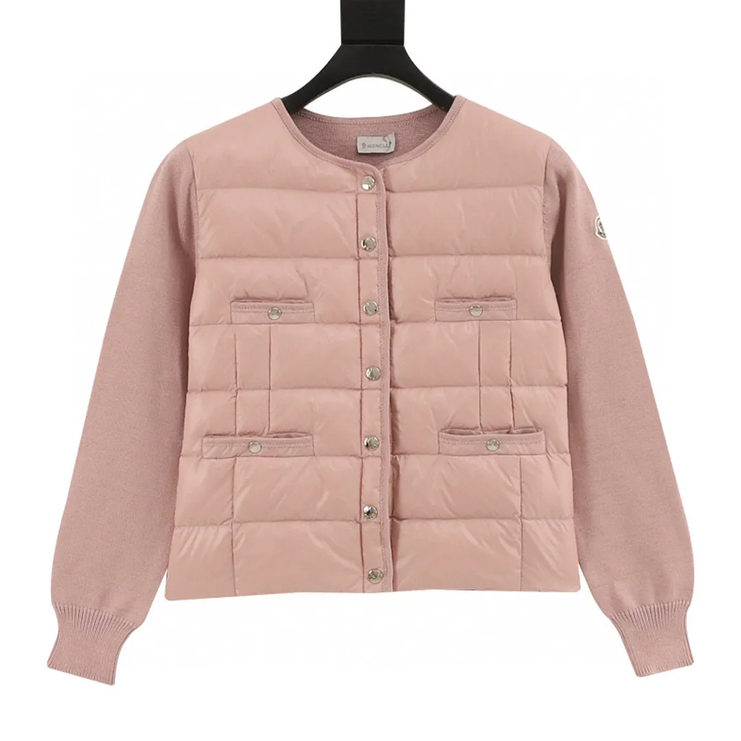 P580 𝐌𝐎𝐍𝐂𝐋𝐄𝐑 Multi-button knitted spliced ​​jacket Moncler's down knitted spliced ​​jacket has a classic down + knitted sleeve design, warm and fashionable! The outer layer is high-quality down and the inner is soft knitted. It is very suitable for autumn and winter. Short cut + round neck + front buttons, simple and elegant, with knitted cuffs and hem full of details. It can be easily matched for daily commuting and leisure. It is practical and enhances the texture of the outfit. It is a must-have and versatile item for the autumn and winter wardrobe! Style No.: A71# Color: Black White Pink Size: S M L
