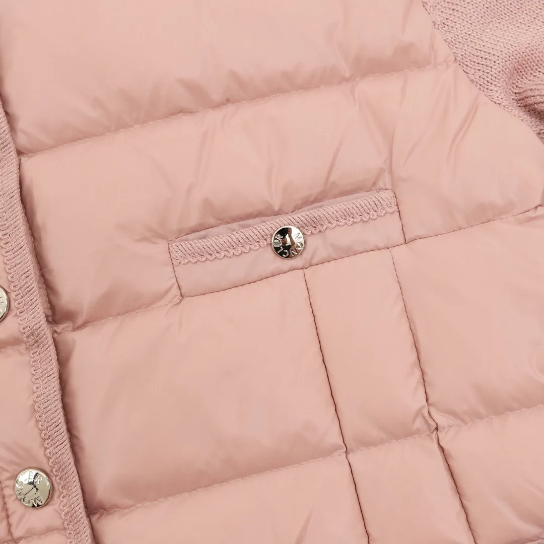 P580 𝐌𝐎𝐍𝐂𝐋𝐄𝐑 Multi-button knitted spliced ​​jacket Moncler's down knitted spliced ​​jacket has a classic down + knitted sleeve design, warm and fashionable! The outer layer is high-quality down and the inner is soft knitted. It is very suitable for autumn and winter. Short cut + round neck + front buttons, simple and elegant, with knitted cuffs and hem full of details. It can be easily matched for daily commuting and leisure. It is practical and enhances the texture of the outfit. It is a must-have and versatile item for the autumn and winter wardrobe! Style No.: A71# Color: Black White Pink Size: S M L