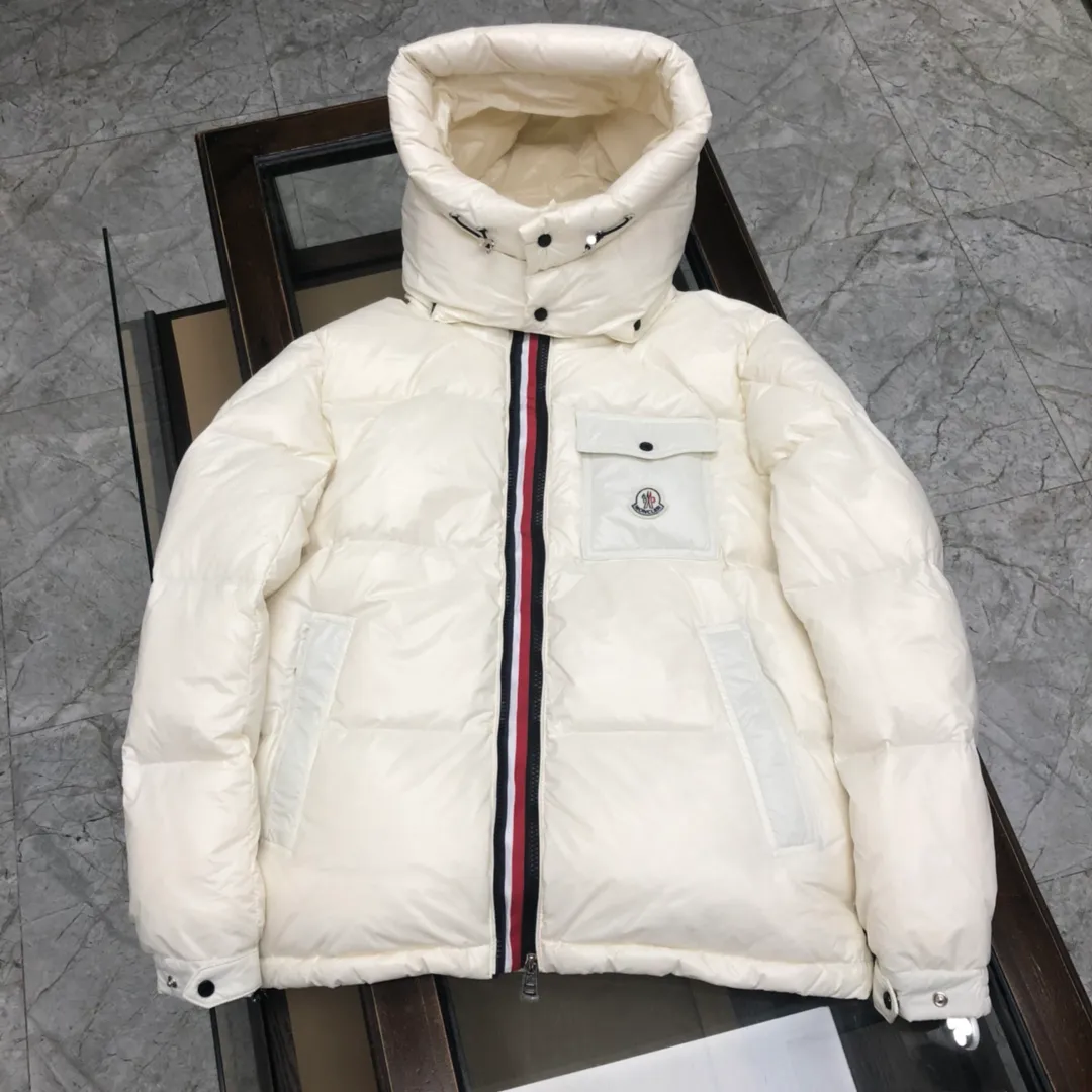 P700 💎White💎Moncler Men's Men's Men's Down Jacket is now in stock👏👏Available at Asian Men's Mouth Counters. The sleeves are equipped with windproof elastic design. Personalized double zippers. Double-layer liner inside ensures the warmth of the clothes and prevents velvet leakage. Accessories, details and hardware are all in place. Black, white, military green, code number: 12345.