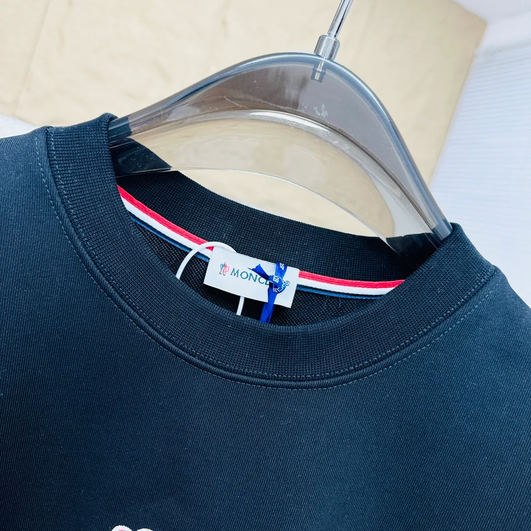 P280 Brand: Mengkou🤳𝐌𝐎𝐍𝐂𝐋𝐄𝐑 Fabric: ☑️Made of 440g double-strand pure cotton terry👕 Fabric: ☑️Thread with 1*1 double yarn thread. 🔜Comes with dyeing in the same tank. Craftsmanship: ☑️The embroidery uses 3D three-dimensional embroidery technology, 🇧🇫The original computer scan and print is restored 1:1. The pattern is clear and the needle count is dense. It is a rare high-end product on the market! 🇲🇩All three standards are complete! Size: ☑️S 〰️M 〰️L 〰️XL 〰️XXL