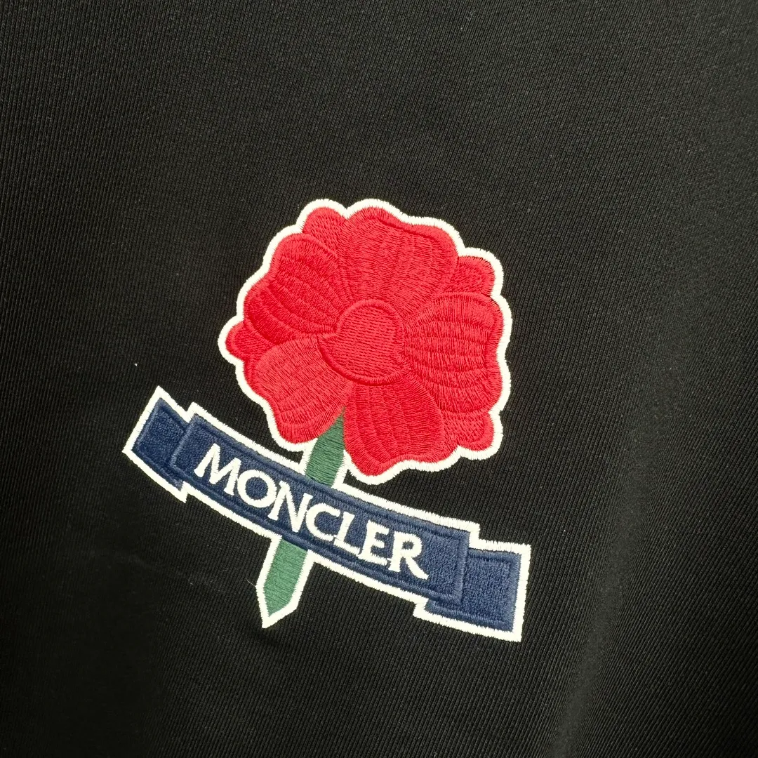 P280 Brand: Mengkou🤳𝐌𝐎𝐍𝐂𝐋𝐄𝐑 Fabric: ☑️Made of 440g double-strand pure cotton terry👕 Fabric: ☑️Thread with 1*1 double yarn thread. 🔜Comes with dyeing in the same tank. Craftsmanship: ☑️The embroidery uses 3D three-dimensional embroidery technology, 🇧🇫The original computer scan and print is restored 1:1. The pattern is clear and the needle count is dense. It is a rare high-end product on the market! 🇲🇩All three standards are complete! Size: ☑️S 〰️M 〰️L 〰️XL 〰️XXL