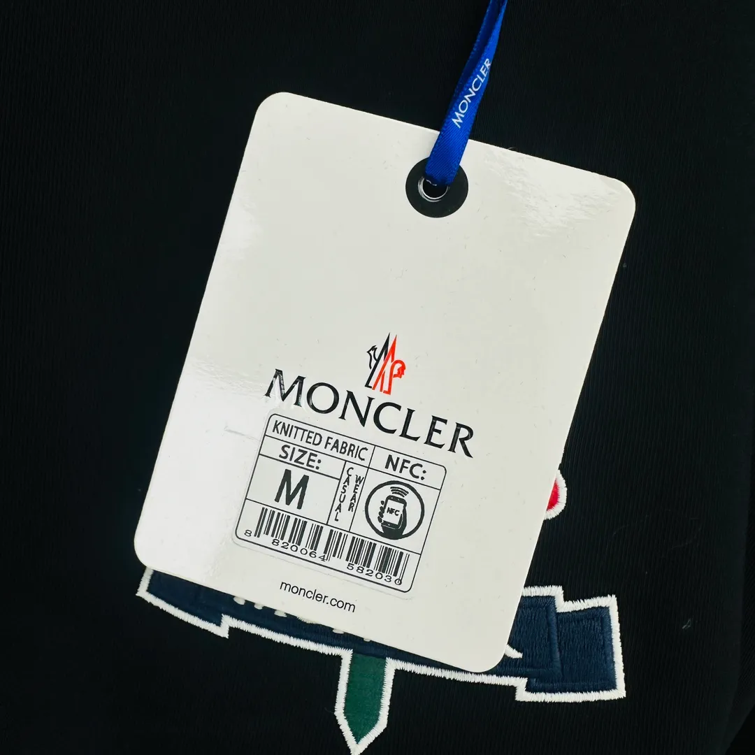 P280 Brand: Mengkou🤳𝐌𝐎𝐍𝐂𝐋𝐄𝐑 Fabric: ☑️Made of 440g double-strand pure cotton terry👕 Fabric: ☑️Thread with 1*1 double yarn thread. 🔜Comes with dyeing in the same tank. Craftsmanship: ☑️The embroidery uses 3D three-dimensional embroidery technology, 🇧🇫The original computer scan and print is restored 1:1. The pattern is clear and the needle count is dense. It is a rare high-end product on the market! 🇲🇩All three standards are complete! Size: ☑️S 〰️M 〰️L 〰️XL 〰️XXL