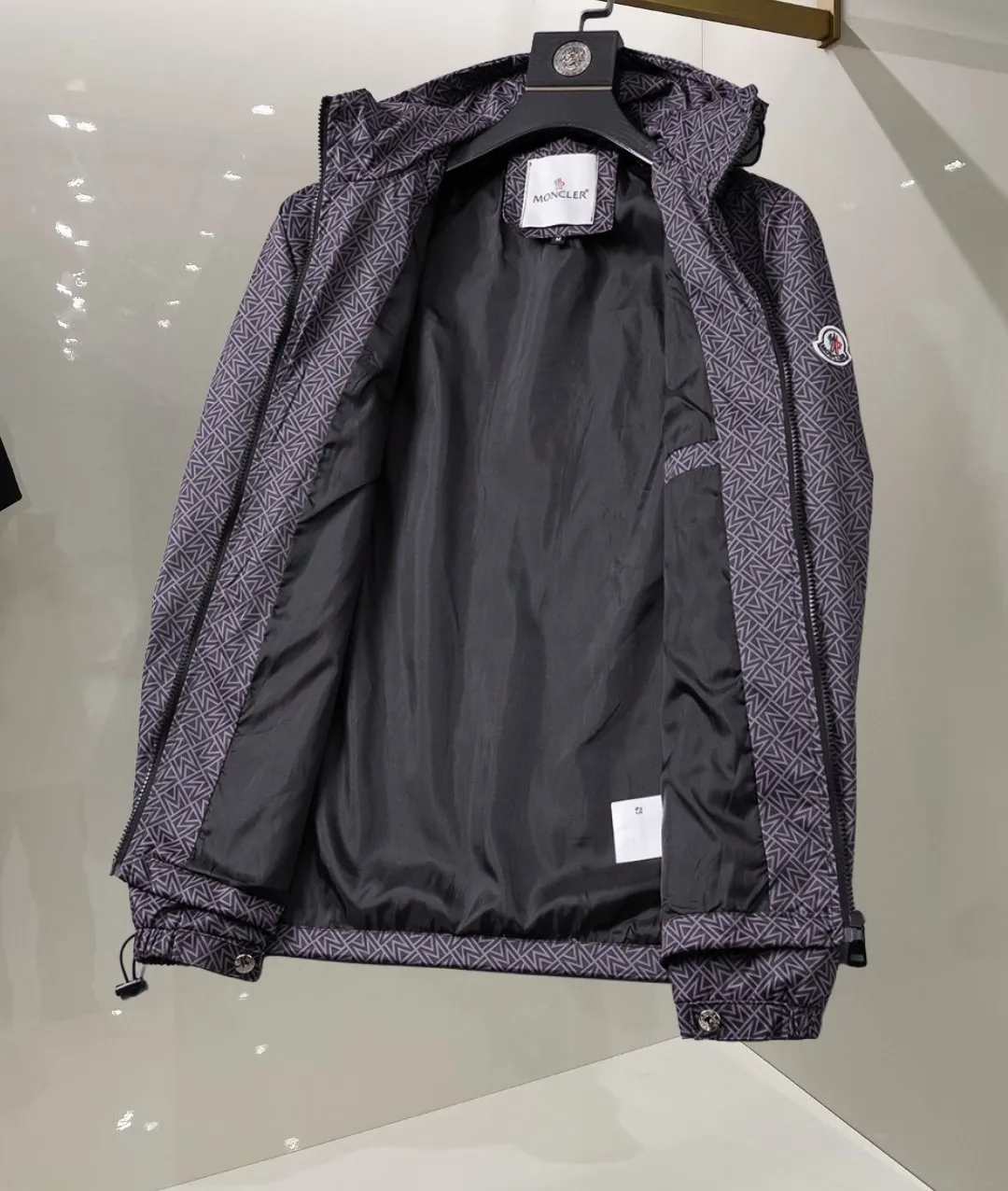 P360 🌸🌸🌸 Moncler's latest 25-year-old men's jacket. The color combination has a classic charm without losing youthful vitality. It reshapes a new design style and shows a bold and confident brand design concept.  Imported fabrics, sleeves and pockets are paired with exclusive brand designs, reflecting the minimalist pursuit of quality and design. Low-key luxury fully embodies the brand image and status! The brand LOGO icon design is simple and recognizable, with a delicate and comfortable touch, excellent details, exquisite and elegant everywhere, fashionable design, a capable and stylish upper body, and full of aura! The all-over pattern and simple aesthetics are brought to the extreme, and it is a jacket that can be mixed and matched. There is no doubt that it is a must-have product for men. It is extremely practical and the color is easy to match.  Color: Picture color. Sizes: M, L, xL, xxL, xxxL