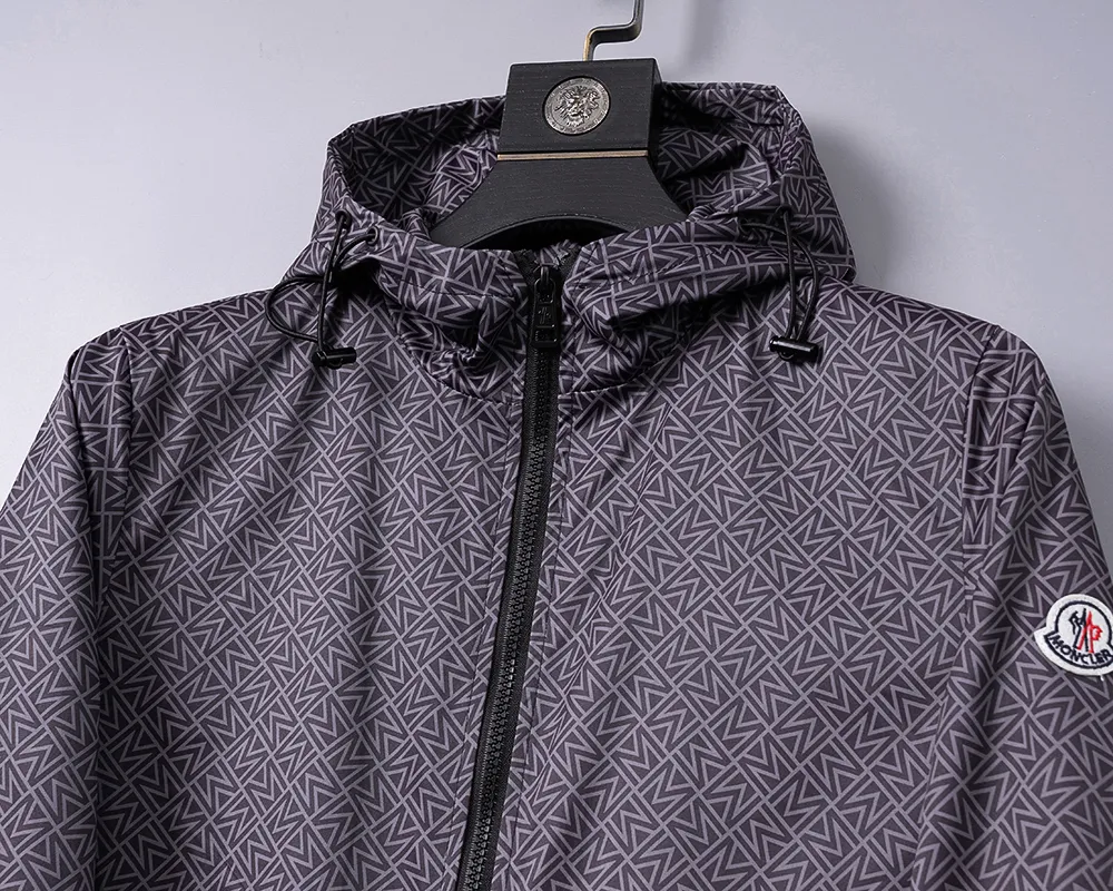 P360 🌸🌸🌸 Moncler's latest 25-year-old men's jacket. The color combination has a classic charm without losing youthful vitality. It reshapes a new design style and shows a bold and confident brand design concept.  Imported fabrics, sleeves and pockets are paired with exclusive brand designs, reflecting the minimalist pursuit of quality and design. Low-key luxury fully embodies the brand image and status! The brand LOGO icon design is simple and recognizable, with a delicate and comfortable touch, excellent details, exquisite and elegant everywhere, fashionable design, a capable and stylish upper body, and full of aura! The all-over pattern and simple aesthetics are brought to the extreme, and it is a jacket that can be mixed and matched. There is no doubt that it is a must-have product for men. It is extremely practical and the color is easy to match.  Color: Picture color. Sizes: M, L, xL, xxL, xxxL