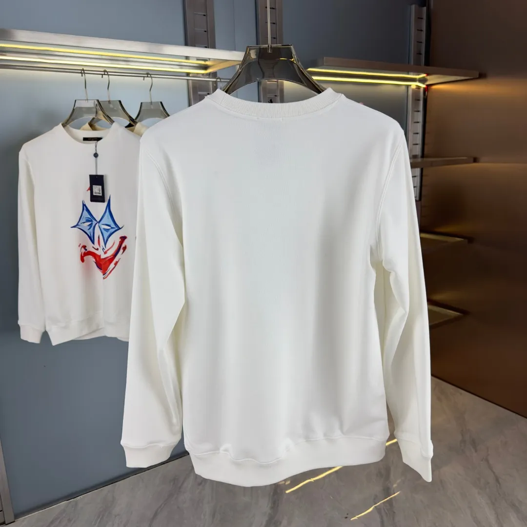 P210 Actual photo of high version sweatshirt) [Long-term stock] 〖𝐌𝐎𝐍𝐂𝐋𝐄𝐑~Meng Mou〗 Made of 440g heavyweight fabric. It is different from the market currency. It can be matched with any variety and it will be properly handsome😎The whole dress is made of double waistcoats. The double waistcoats make the whole dress more three-dimensional. It is not an ordinary factory that can do such fine work. 2025 T stage spring catwalk version, on sale at counters, round neck terry sweatshirt, high-end double-ply cotton, custom-made stretch ribs, dyed in the same vat, complete with three standards, matched with exquisite embroidered LOGO on the chest, simple and advanced, same style for men and women. Color: black, apricot, white, size: S M L XL 2XL