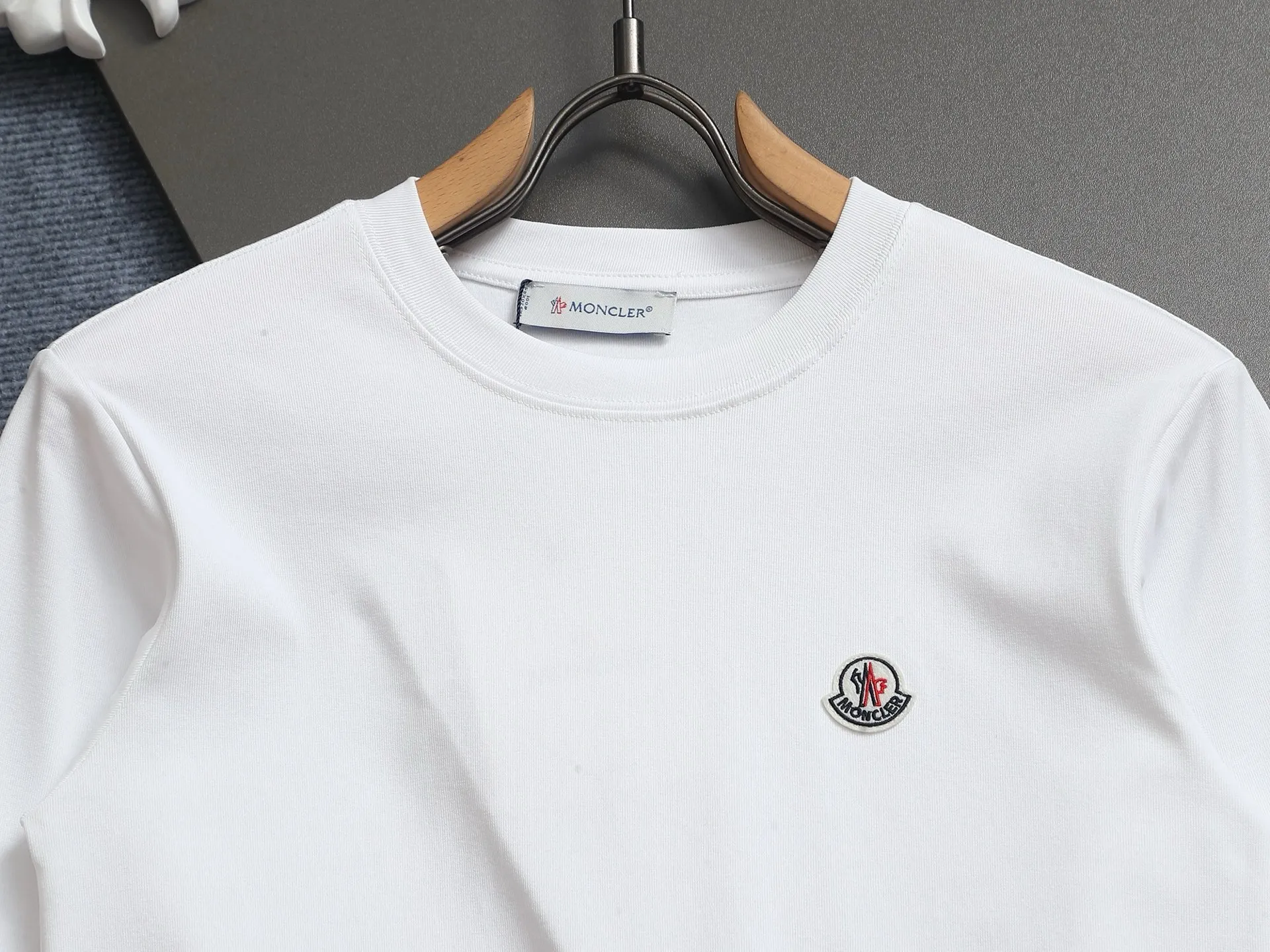 P180 MONCLER Mouth Mouth Minimalist Classic Badge Logo Exquisitely Upgraded, Inspired by the 1980s Retro Original Fabric Official Same Style Bottoming Shirt Customized 340g vat-dyed fabric Very comfortable to the touch Synchronized with spring and summer brick cabinets Fashionable and individual Super versatile and good-looking Suitable for both men and women A must-have for everyone Hang tag Collar label Washed wheat Complete with three labels Color: White Black Green Khaki Size: SMLXL