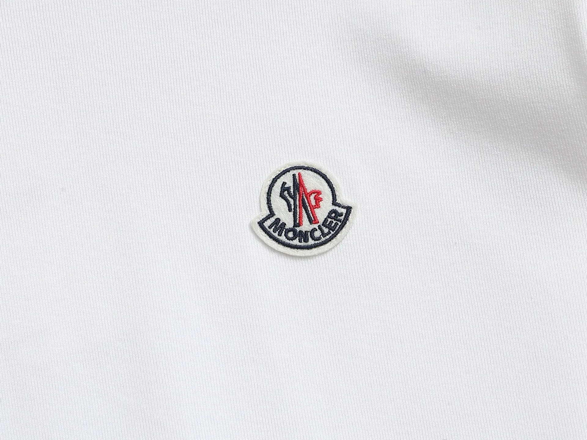 P180 MONCLER Mouth Mouth Minimalist Classic Badge Logo Exquisitely Upgraded, Inspired by the 1980s Retro Original Fabric Official Same Style Bottoming Shirt Customized 340g vat-dyed fabric Very comfortable to the touch Synchronized with spring and summer brick cabinets Fashionable and individual Super versatile and good-looking Suitable for both men and women A must-have for everyone Hang tag Collar label Washed wheat Complete with three labels Color: White Black Green Khaki Size: SMLXL