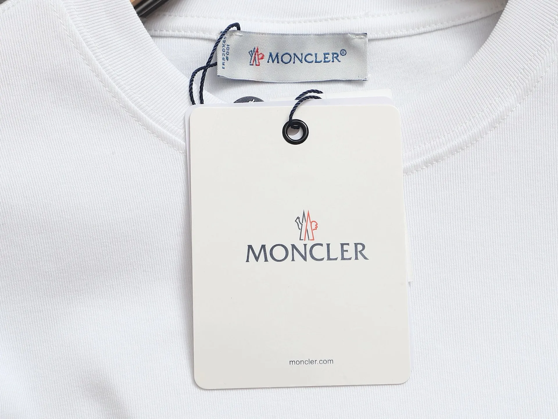 P180 MONCLER Mouth Mouth Minimalist Classic Badge Logo Exquisitely Upgraded, Inspired by the 1980s Retro Original Fabric Official Same Style Bottoming Shirt Customized 340g vat-dyed fabric Very comfortable to the touch Synchronized with spring and summer brick cabinets Fashionable and individual Super versatile and good-looking Suitable for both men and women A must-have for everyone Hang tag Collar label Washed wheat Complete with three labels Color: White Black Green Khaki Size: SMLXL