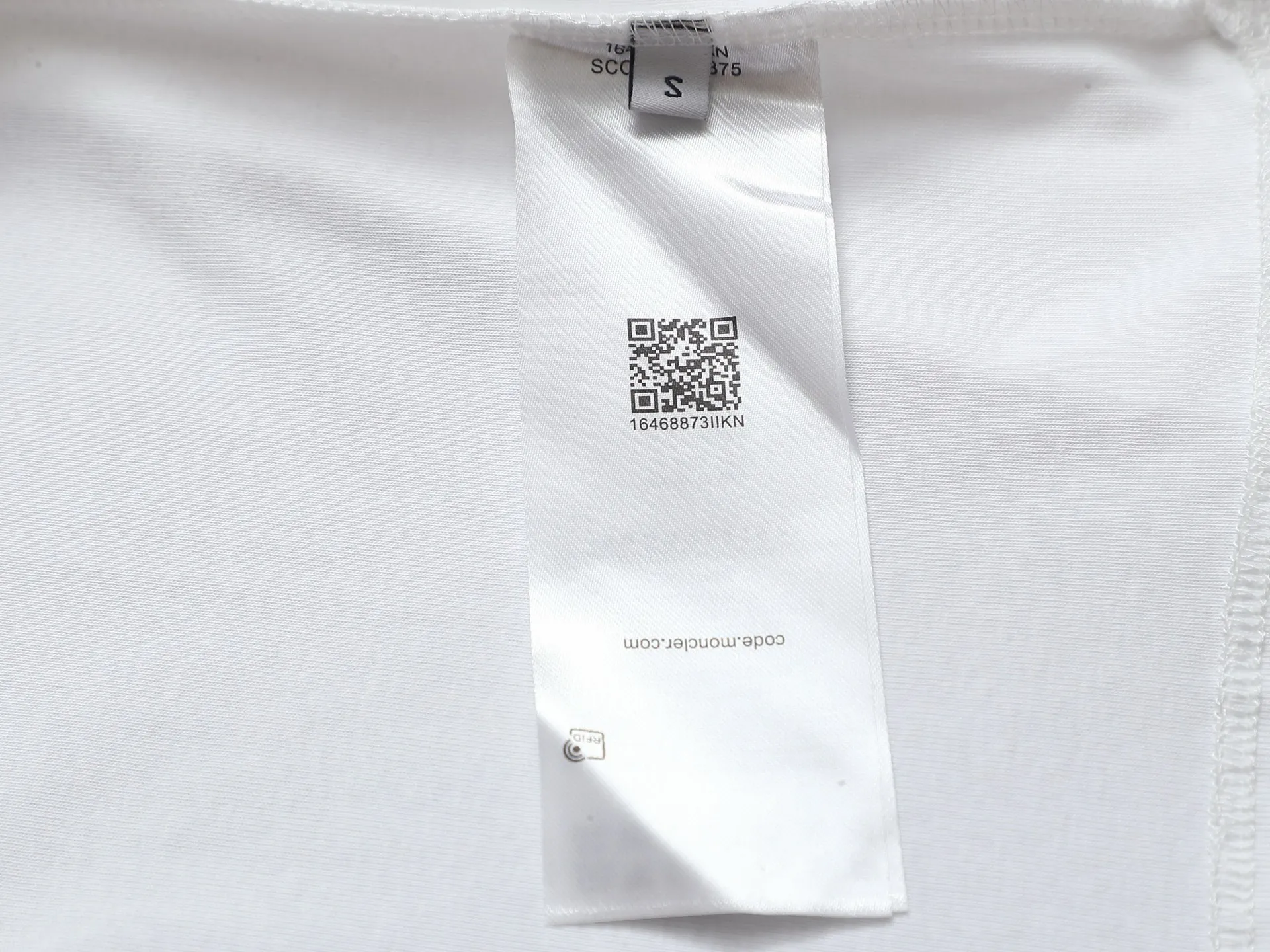 P180 MONCLER Mouth Mouth Minimalist Classic Badge Logo Exquisitely Upgraded, Inspired by the 1980s Retro Original Fabric Official Same Style Bottoming Shirt Customized 340g vat-dyed fabric Very comfortable to the touch Synchronized with spring and summer brick cabinets Fashionable and individual Super versatile and good-looking Suitable for both men and women A must-have for everyone Hang tag Collar label Washed wheat Complete with three labels Color: White Black Green Khaki Size: SMLXL
