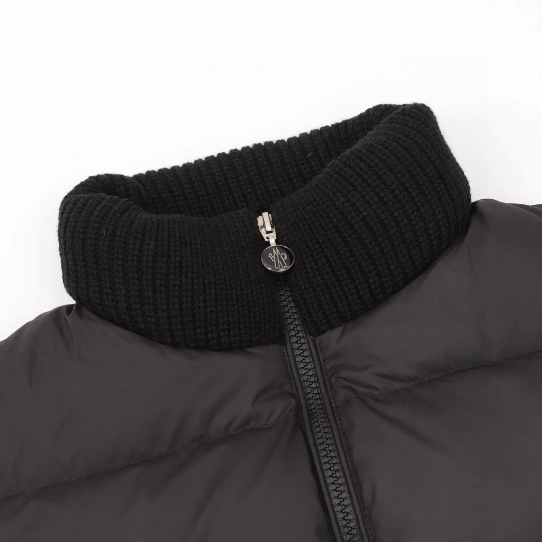 P580 Checkered knitted Moncler muzzle 24s new sleeve spliced ​​knitted stand-collar light down jacket New autumn and winter down spliced ​​jacket, round neck with large pockets on both sides Down filling adds practical wearability while adding splicing popular elements ~ short version The solid color series is full of high-end sense! Comfortable, fashionable and versatile! Style number: A67# Color: black white Size: S M L XL