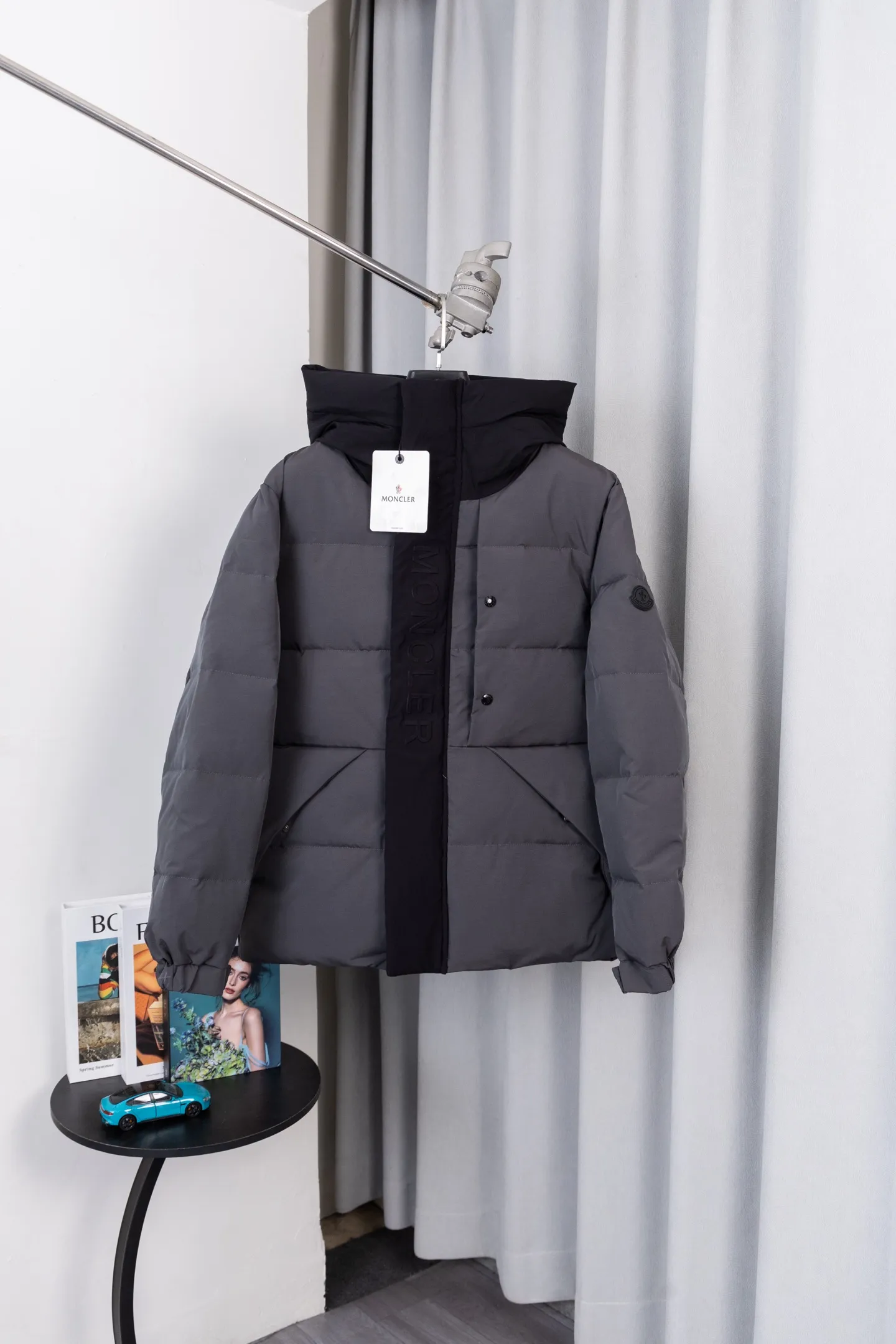 P570 Model No.: S034 MONER/MC Three-dimensional embossed letter down jacket for access control New style for fall and winter madeira. Black Warrior Hooded mid-length down jacket Hard to find on the official website Black and gray available in stock Alpine cold-resistant luxury product, urban warm winter style medal When France's century-old down gene meets modern minimalist aesthetics, this hooded cotton jacket combines "polar level warmth" with "High luxury design" plays a dual variation of winter dressing. The classic round logo on the sleeve arm is an identity plate in the high-end down field. It is low-key but has a "luxury aura". The three-dimensional embossed "MONCLER" Logo on the placket is engraved with the brand's ingenuity with an embossed texture, extending luxury from vision to tactile experience. It uses cold-resistant and temperature-locking technology fabrics to effectively resist the invasion of cold air and can firmly lock in body warmth even in cold weather. The adjustable hood firmly protects the head and neck, "button + hidden zipper" Double placket, double temperature locking, full of tightness; hood and front placket are made of 2.5 layers of fabric. Logo letter embossed. Hidden button and zipper closure. The outer pocket has a hidden snap button closure. The chest pocket has a zipper closure. Adjustable hood and hood with elastic drawstring. Size: S-XL