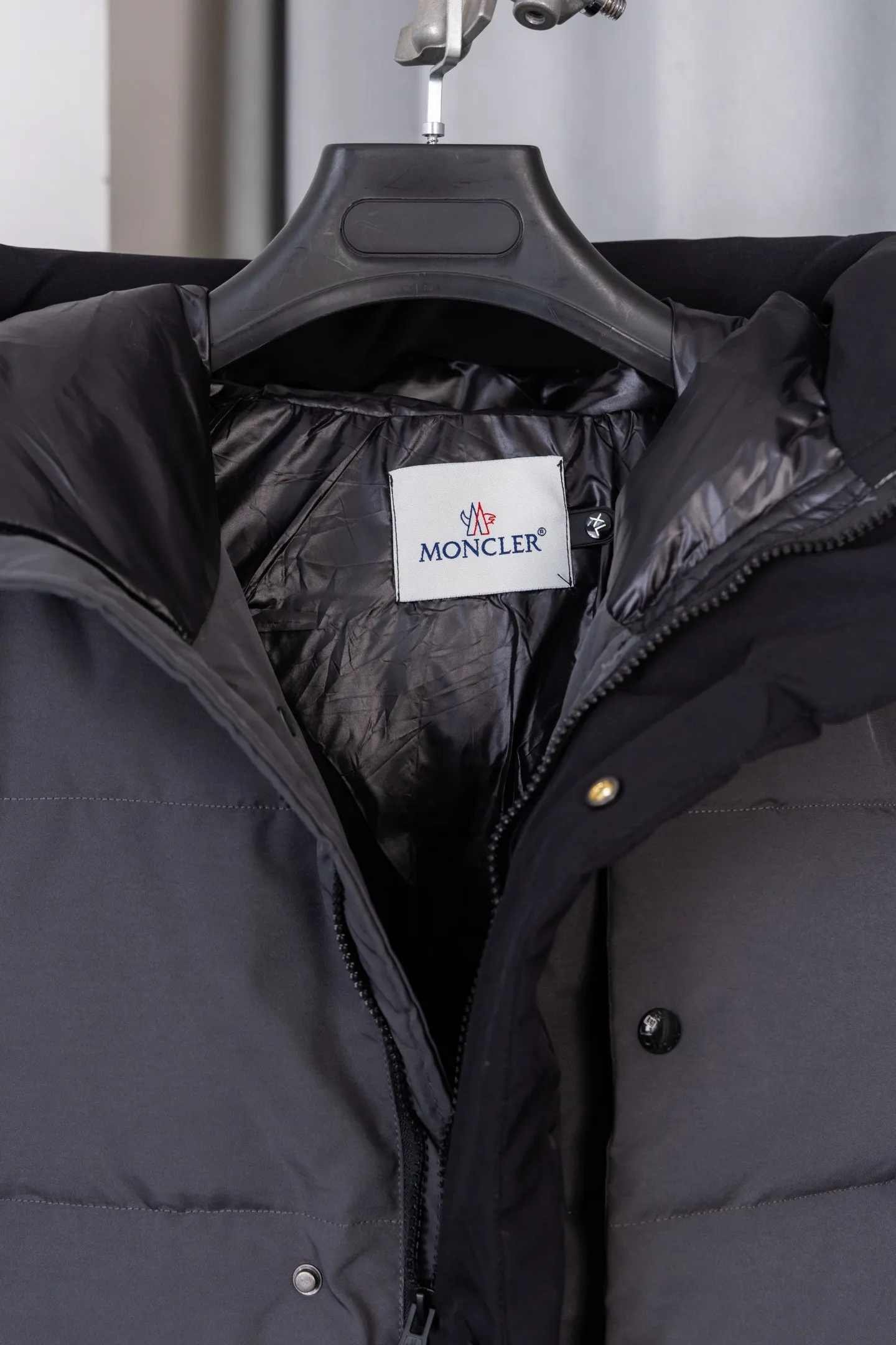 P570 Model No.: S034 MONER/MC Three-dimensional embossed letter down jacket for access control New style for fall and winter madeira. Black Warrior Hooded mid-length down jacket Hard to find on the official website Black and gray available in stock Alpine cold-resistant luxury product, urban warm winter style medal When France's century-old down gene meets modern minimalist aesthetics, this hooded cotton jacket combines "polar level warmth" with "High luxury design" plays a dual variation of winter dressing. The classic round logo on the sleeve arm is an identity plate in the high-end down field. It is low-key but has a "luxury aura". The three-dimensional embossed "MONCLER" Logo on the placket is engraved with the brand's ingenuity with an embossed texture, extending luxury from vision to tactile experience. It uses cold-resistant and temperature-locking technology fabrics to effectively resist the invasion of cold air and can firmly lock in body warmth even in cold weather. The adjustable hood firmly protects the head and neck, "button + hidden zipper" Double placket, double temperature locking, full of tightness; hood and front placket are made of 2.5 layers of fabric. Logo letter embossed. Hidden button and zipper closure. The outer pocket has a hidden snap button closure. The chest pocket has a zipper closure. Adjustable hood and hood with elastic drawstring. Size: S-XL