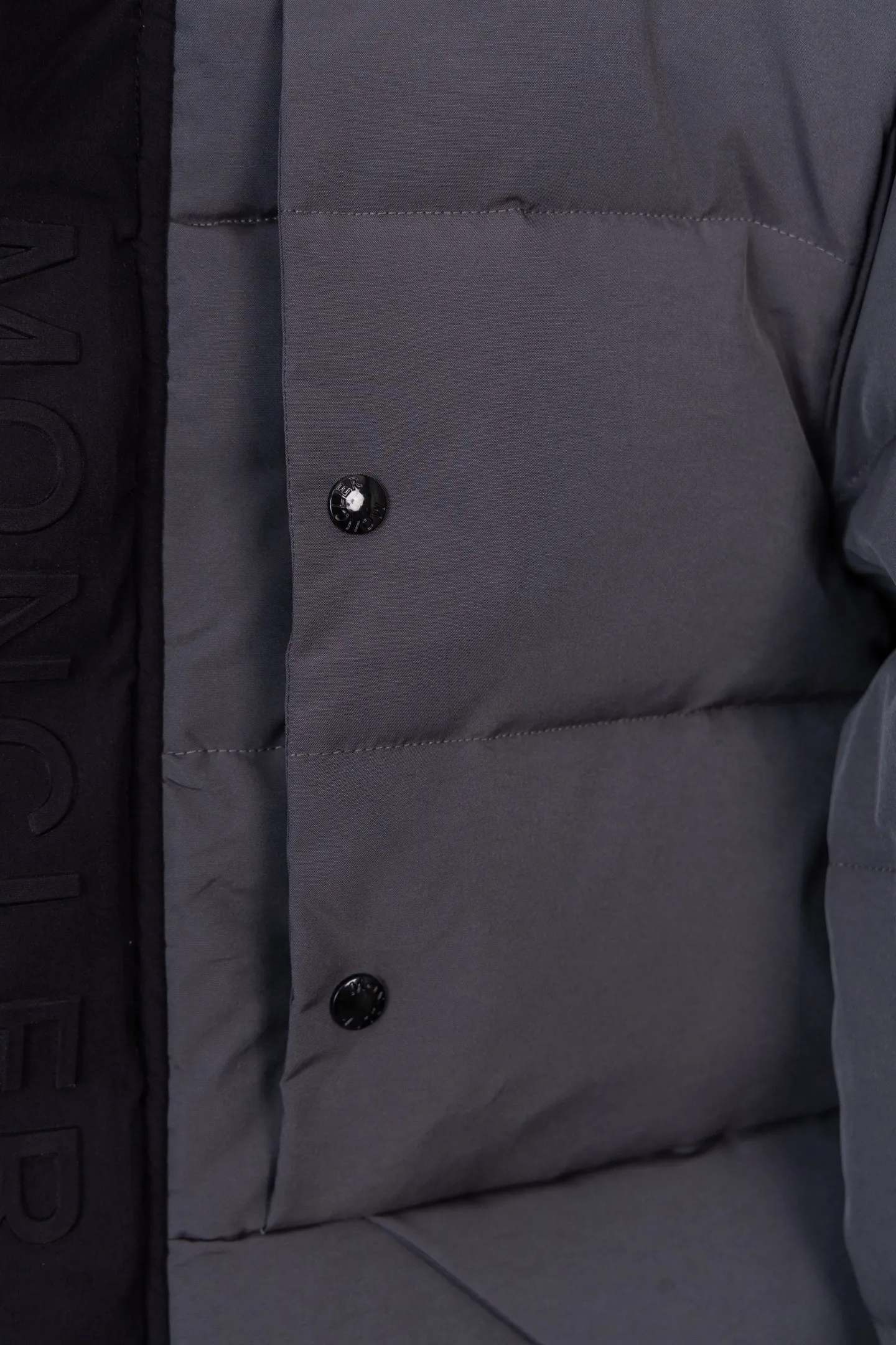 P570 Model No.: S034 MONER/MC Three-dimensional embossed letter down jacket for access control New style for fall and winter madeira. Black Warrior Hooded mid-length down jacket Hard to find on the official website Black and gray available in stock Alpine cold-resistant luxury product, urban warm winter style medal When France's century-old down gene meets modern minimalist aesthetics, this hooded cotton jacket combines "polar level warmth" with "High luxury design" plays a dual variation of winter dressing. The classic round logo on the sleeve arm is an identity plate in the high-end down field. It is low-key but has a "luxury aura". The three-dimensional embossed "MONCLER" Logo on the placket is engraved with the brand's ingenuity with an embossed texture, extending luxury from vision to tactile experience. It uses cold-resistant and temperature-locking technology fabrics to effectively resist the invasion of cold air and can firmly lock in body warmth even in cold weather. The adjustable hood firmly protects the head and neck, "button + hidden zipper" Double placket, double temperature locking, full of tightness; hood and front placket are made of 2.5 layers of fabric. Logo letter embossed. Hidden button and zipper closure. The outer pocket has a hidden snap button closure. The chest pocket has a zipper closure. Adjustable hood and hood with elastic drawstring. Size: S-XL