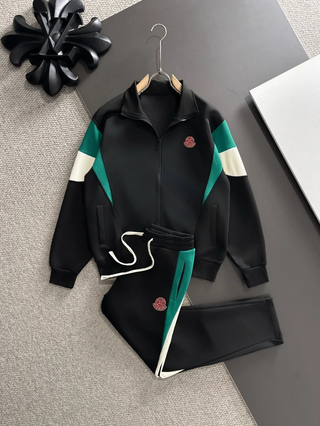 2-3 days to ship P720 Stone lsland/Stone Island joint MONCLER/Mongolian high quality 2025 autumn and winter new casual heavy industry suit exclusively developed by yb! High quality production! The top version of the trading company channel order, external orders for imported custom fabrics, high breathability and comfort, impeccable details, absolutely worth buying! This type of suit is also a must-have for lazy people. You don’t have to think about how to match it, you can just get it in one set! Brand element design concept, delicate and soft feel! It presents a casual cut and the upper body shape is great! On sale simultaneously on the official website! From a high-end men's positioning brand, the low-key luxury taste is irresistible! Exquisite workmanship and impeccable quality! The overall style is simple, fashionable and timeless, fully meeting the requirements of stylish and tasteful dressing! Size: M to 4XL (or state your height and weight when placing an order)
