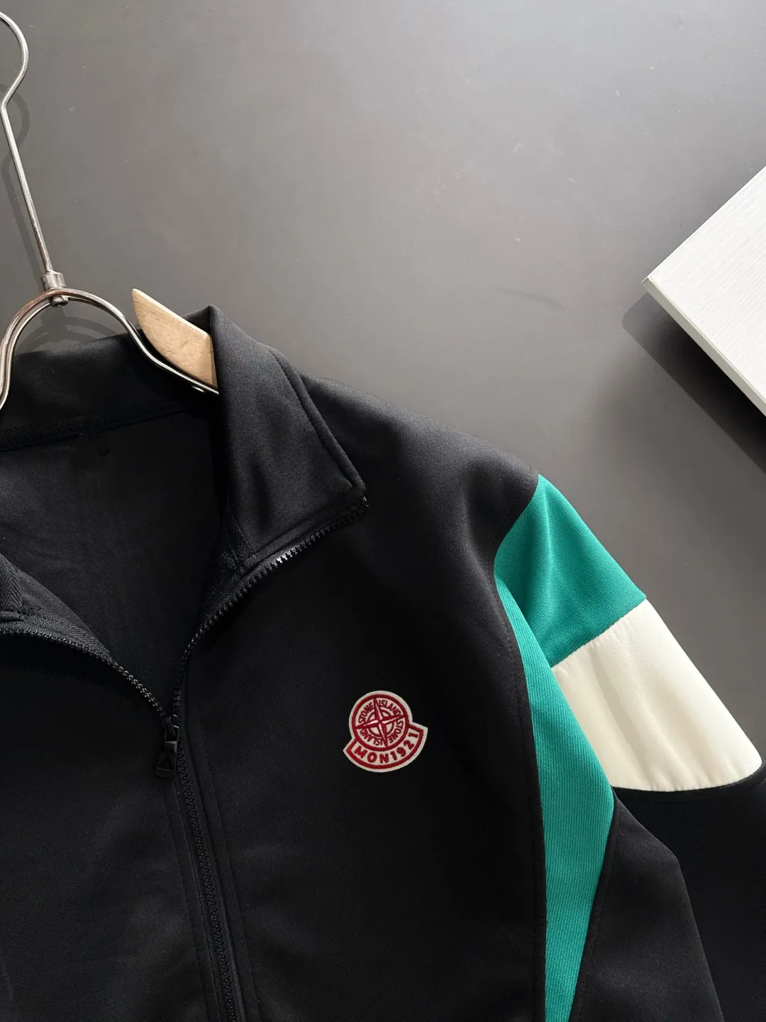 2-3 days to ship P720 Stone lsland/Stone Island joint MONCLER/Mongolian high quality 2025 autumn and winter new casual heavy industry suit exclusively developed by yb! High quality production! The top version of the trading company channel order, external orders for imported custom fabrics, high breathability and comfort, impeccable details, absolutely worth buying! This type of suit is also a must-have for lazy people. You don’t have to think about how to match it, you can just get it in one set! Brand element design concept, delicate and soft feel! It presents a casual cut and the upper body shape is great! On sale simultaneously on the official website! From a high-end men's positioning brand, the low-key luxury taste is irresistible! Exquisite workmanship and impeccable quality! The overall style is simple, fashionable and timeless, fully meeting the requirements of stylish and tasteful dressing! Size: M to 4XL (or state your height and weight when placing an order)
