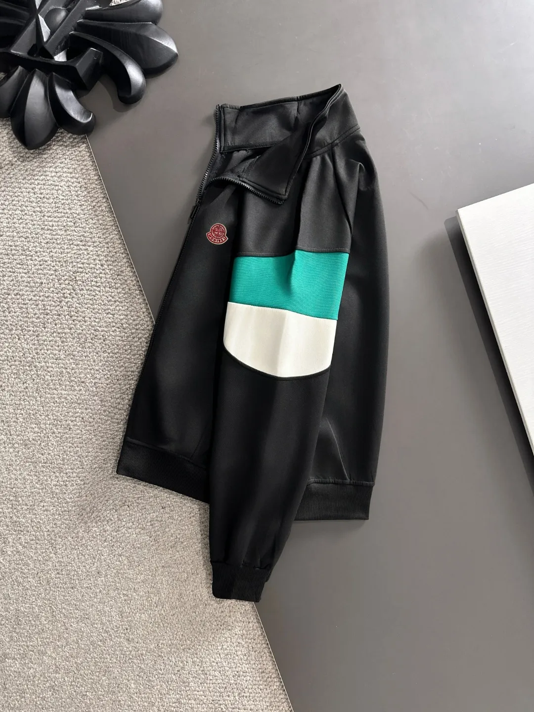 2-3 days to ship P720 Stone lsland/Stone Island joint MONCLER/Mongolian high quality 2025 autumn and winter new casual heavy industry suit exclusively developed by yb! High quality production! The top version of the trading company channel order, external orders for imported custom fabrics, high breathability and comfort, impeccable details, absolutely worth buying! This type of suit is also a must-have for lazy people. You don’t have to think about how to match it, you can just get it in one set! Brand element design concept, delicate and soft feel! It presents a casual cut and the upper body shape is great! On sale simultaneously on the official website! From a high-end men's positioning brand, the low-key luxury taste is irresistible! Exquisite workmanship and impeccable quality! The overall style is simple, fashionable and timeless, fully meeting the requirements of stylish and tasteful dressing! Size: M to 4XL (or state your height and weight when placing an order)