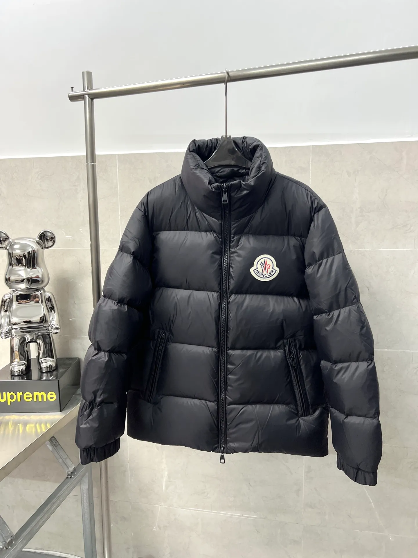 P800 Moncler autumn and winter new big label stand collar down jacket. Original customized hardware accessories. All imported original customization. Absolutely high quality. Full and fluffy. Super heavy-duty fabric. Excellent workmanship. Perfect version. Fabric is super comfortable. Same style for men and women. Color: black and sky blue. Size: 12345