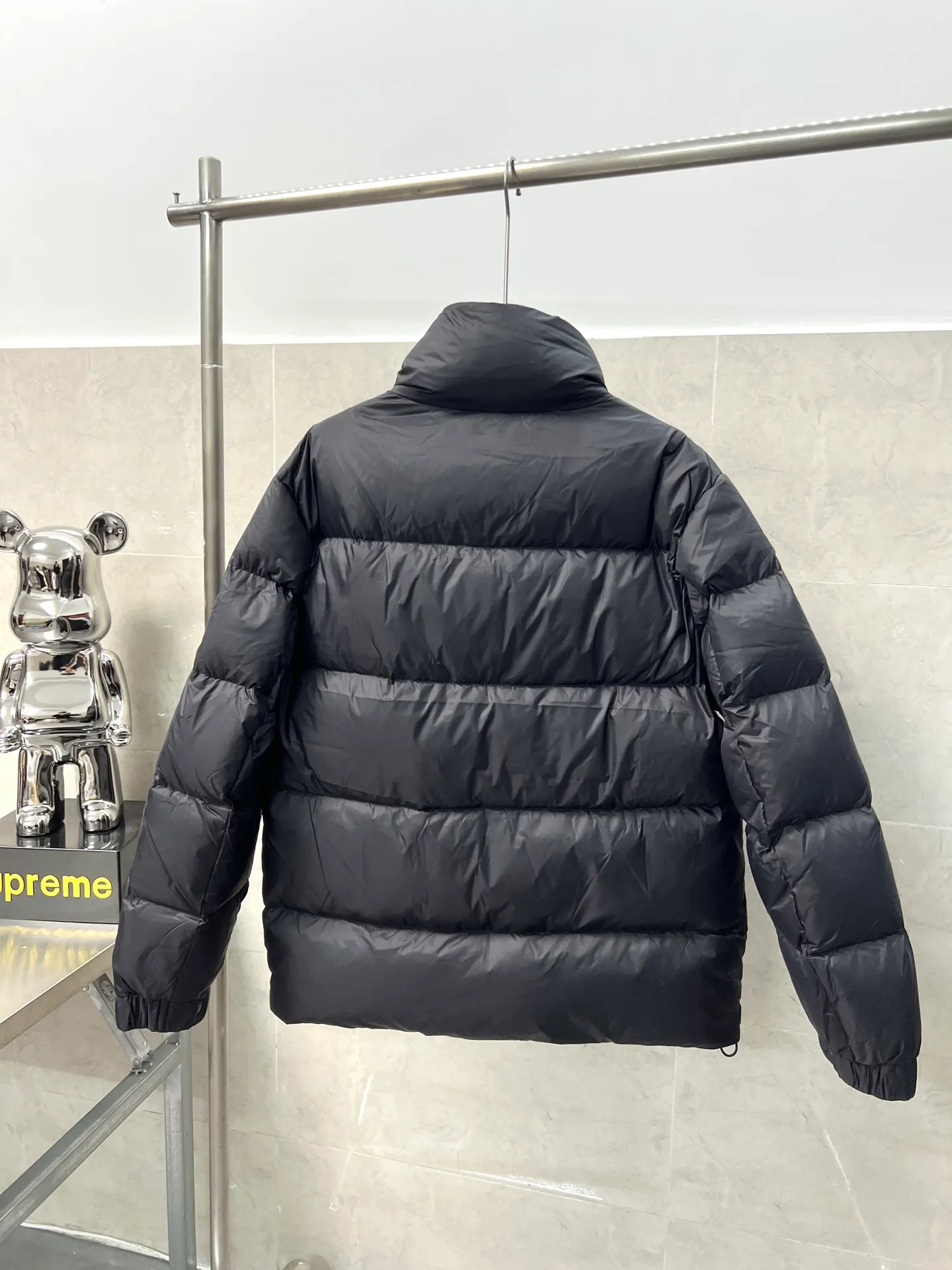 P800 Moncler autumn and winter new big label stand collar down jacket. Original customized hardware accessories. All imported original customization. Absolutely high quality. Full and fluffy. Super heavy-duty fabric. Excellent workmanship. Perfect version. Fabric is super comfortable. Same style for men and women. Color: black and sky blue. Size: 12345