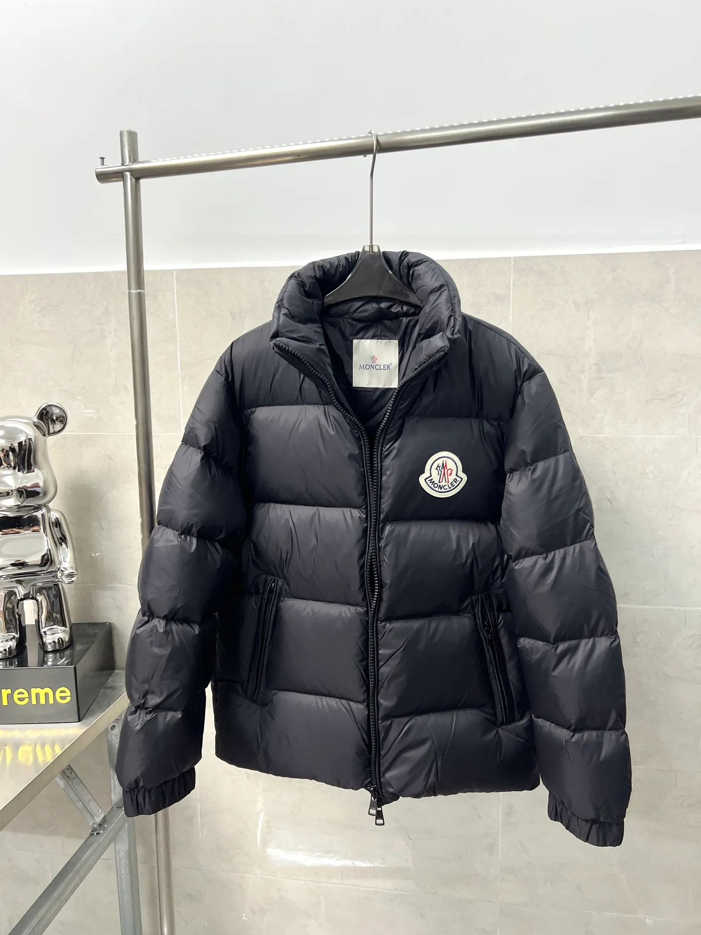 P800 Moncler autumn and winter new big label stand collar down jacket. Original customized hardware accessories. All imported original customization. Absolutely high quality. Full and fluffy. Super heavy-duty fabric. Excellent workmanship. Perfect version. Fabric is super comfortable. Same style for men and women. Color: black and sky blue. Size: 12345