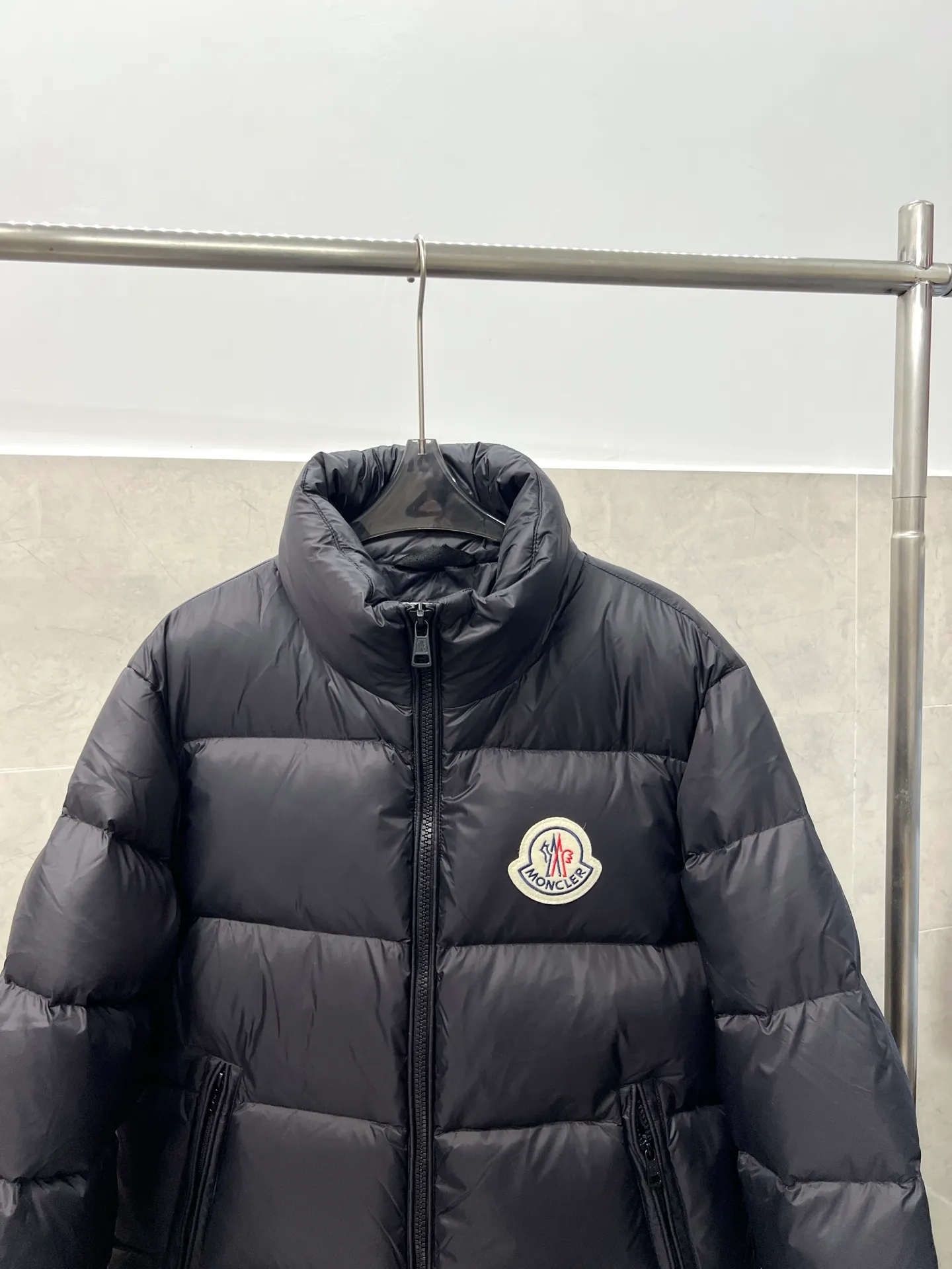 P800 Moncler autumn and winter new big label stand collar down jacket. Original customized hardware accessories. All imported original customization. Absolutely high quality. Full and fluffy. Super heavy-duty fabric. Excellent workmanship. Perfect version. Fabric is super comfortable. Same style for men and women. Color: black and sky blue. Size: 12345