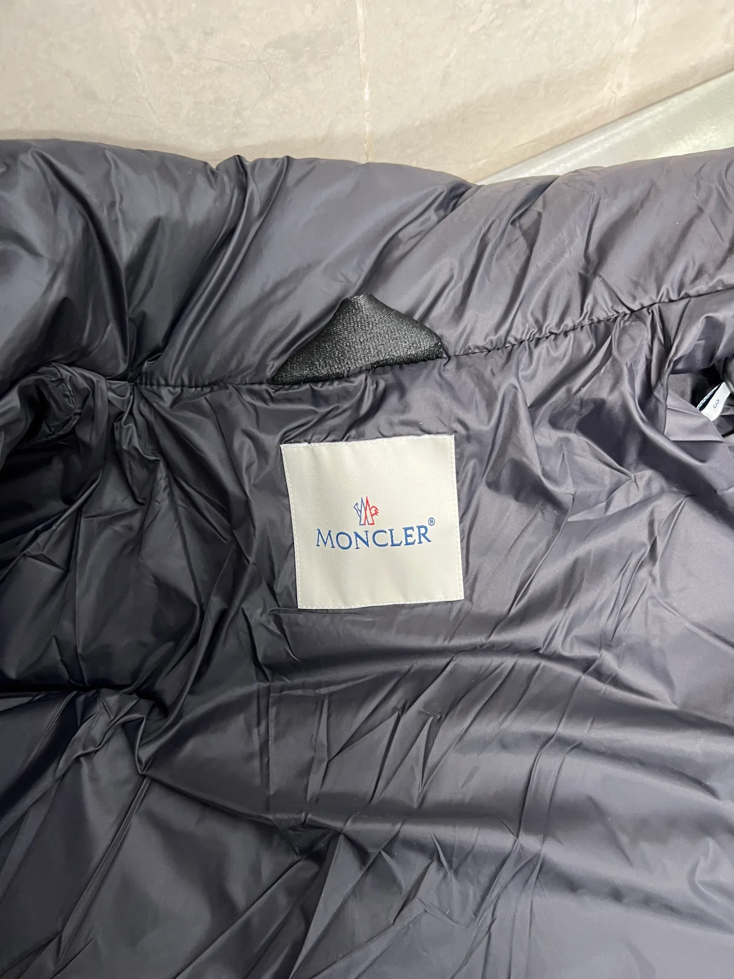 P800 Moncler autumn and winter new big label stand collar down jacket. Original customized hardware accessories. All imported original customization. Absolutely high quality. Full and fluffy. Super heavy-duty fabric. Excellent workmanship. Perfect version. Fabric is super comfortable. Same style for men and women. Color: black and sky blue. Size: 12345