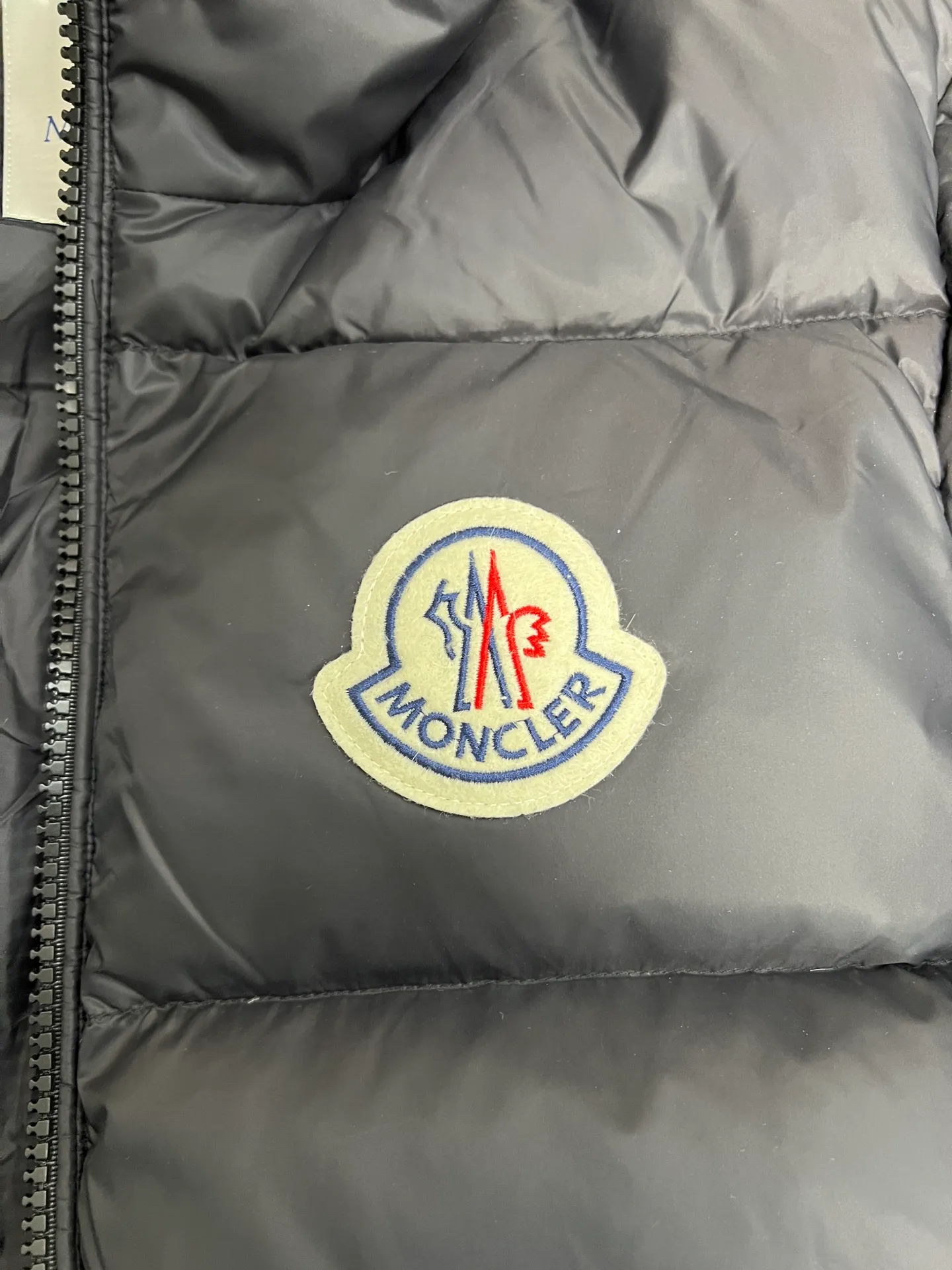 P800 Moncler autumn and winter new big label stand collar down jacket. Original customized hardware accessories. All imported original customization. Absolutely high quality. Full and fluffy. Super heavy-duty fabric. Excellent workmanship. Perfect version. Fabric is super comfortable. Same style for men and women. Color: black and sky blue. Size: 12345