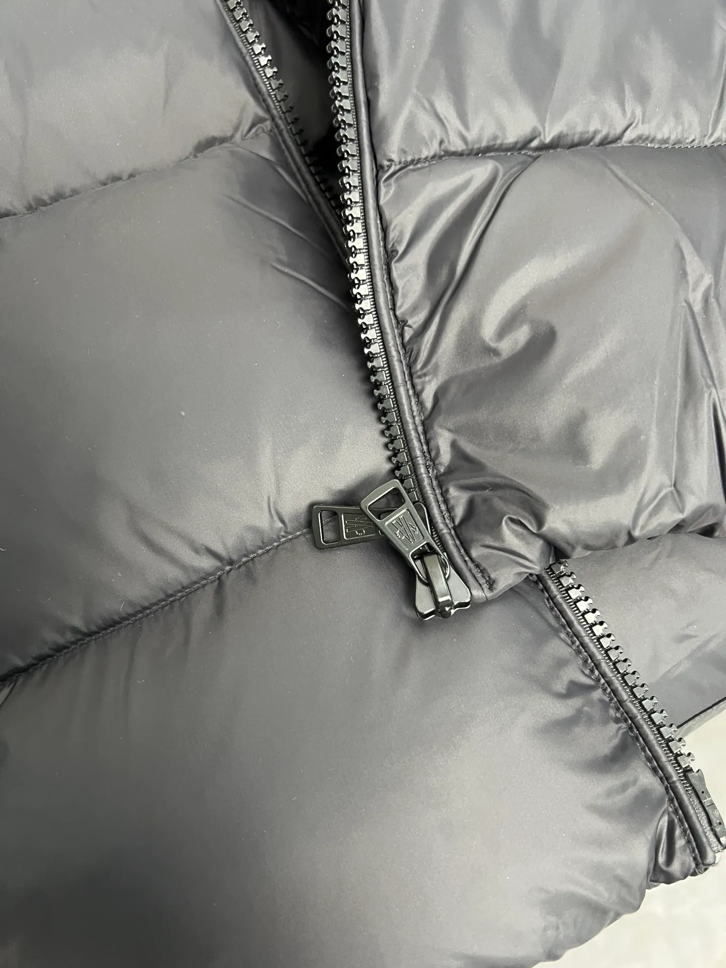 P800 Moncler autumn and winter new big label stand collar down jacket. Original customized hardware accessories. All imported original customization. Absolutely high quality. Full and fluffy. Super heavy-duty fabric. Excellent workmanship. Perfect version. Fabric is super comfortable. Same style for men and women. Color: black and sky blue. Size: 12345