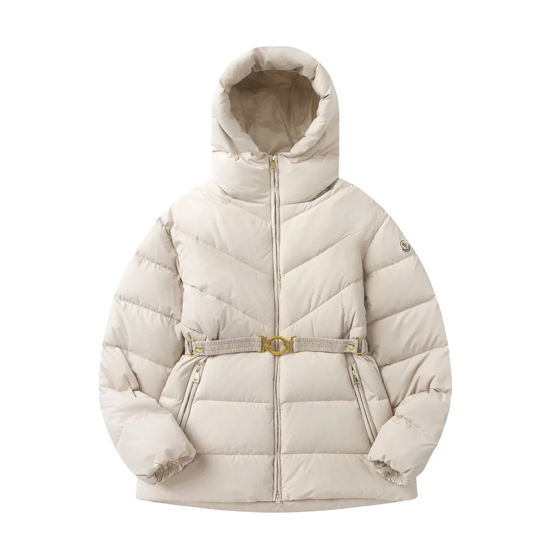 P940 with dust bag) Moncler/Moncler 2024 new arrival hooded belted down jacket. Customized YB imported windproof and waterproof nylon material with white goose down filling. The whole piece is lightweight and warm. It adopts rectangular strip and V-shaped embossed quilting. It is fashionable and advanced. The silhouette is plump and stiff, three-dimensional and stylish. The regular hooded down jacket is cut and the hooded collar makes the style more casual and personalized while taking into account the warmth, practicality, comfort and non-selective wear. Iconic badge decoration on the outside of the arm. Presenting the brand concept, the waist is equipped with a detachable elastic band to adjust and outline the waist. Light and fashionable down jackets are preferred for autumn and winter. Customized surface accessories are preferred. Check the version. Filling standard: national standard 90 down. Filling material: white goose down high version. Color: black, off-white, size: 0/1/2/3