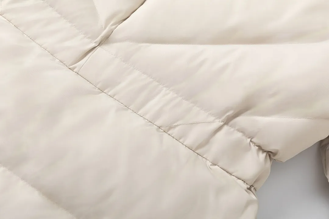 P940 with dust bag) Moncler/Moncler 2024 new arrival hooded belted down jacket. Customized YB imported windproof and waterproof nylon material with white goose down filling. The whole piece is lightweight and warm. It adopts rectangular strip and V-shaped embossed quilting. It is fashionable and advanced. The silhouette is plump and stiff, three-dimensional and stylish. The regular hooded down jacket is cut and the hooded collar makes the style more casual and personalized while taking into account the warmth, practicality, comfort and non-selective wear. Iconic badge decoration on the outside of the arm. Presenting the brand concept, the waist is equipped with a detachable elastic band to adjust and outline the waist. Light and fashionable down jackets are preferred for autumn and winter. Customized surface accessories are preferred. Check the version. Filling standard: national standard 90 down. Filling material: white goose down high version. Color: black, off-white, size: 0/1/2/3